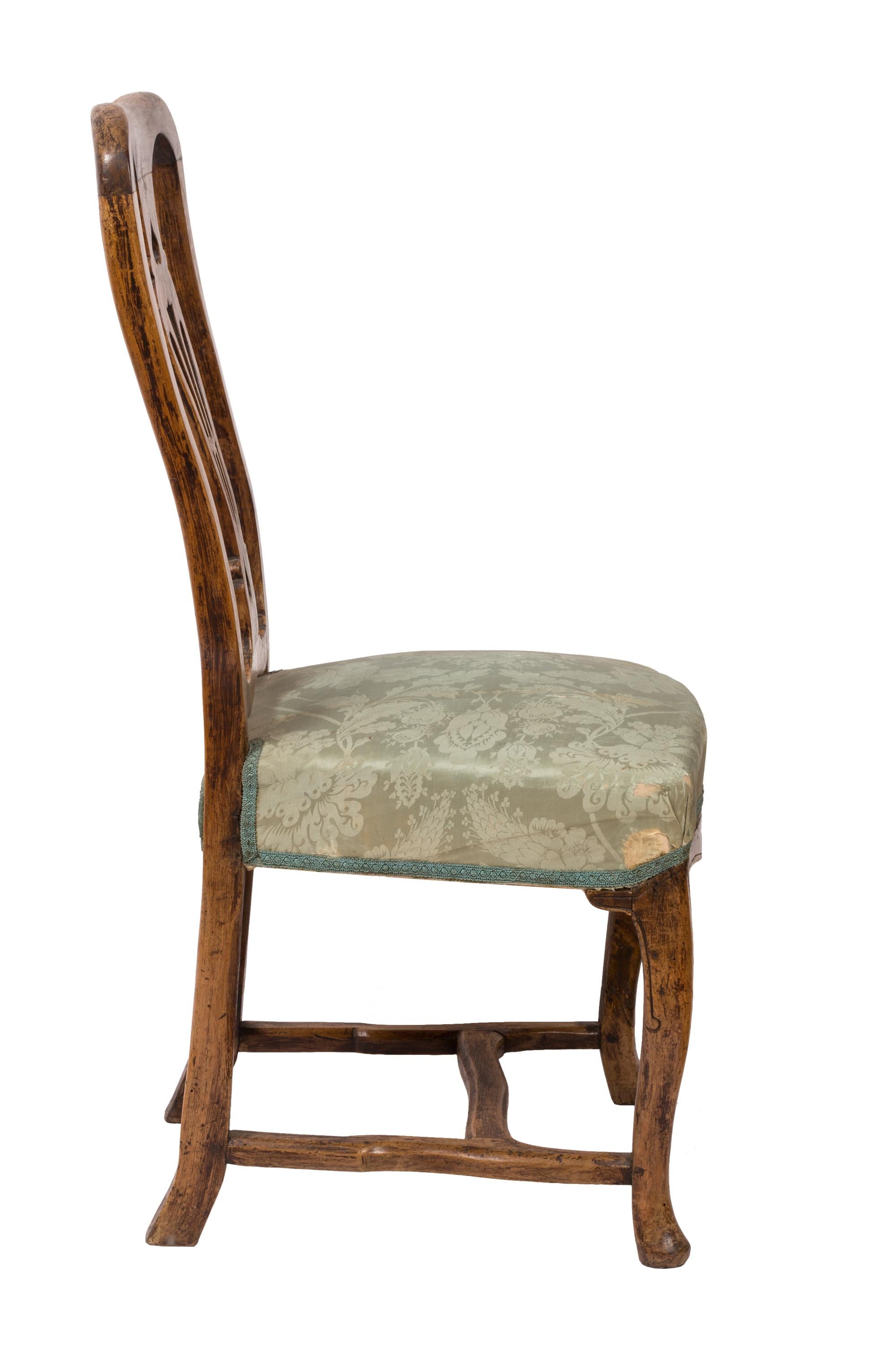 Satz von 4 antiken Queen Anne-Beistellstühlen, handgeschnitztes Holz, Original-Seidenstoff (Spanisch) im Angebot