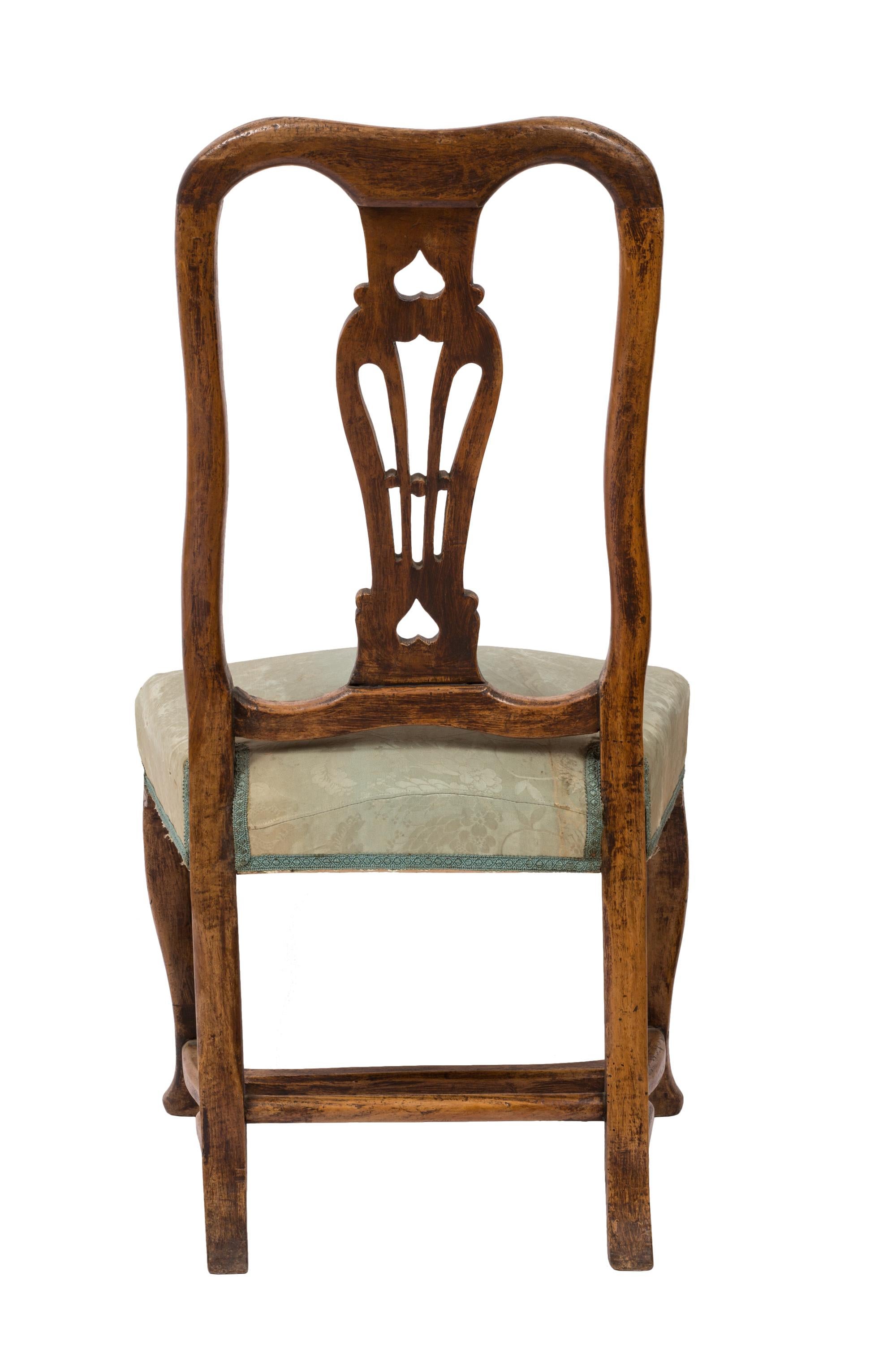 Sculpté à la main Ensemble de 4 chaises d'appoint Queen Anne anciennes, bois sculpté à la main et tissu de soie original en vente