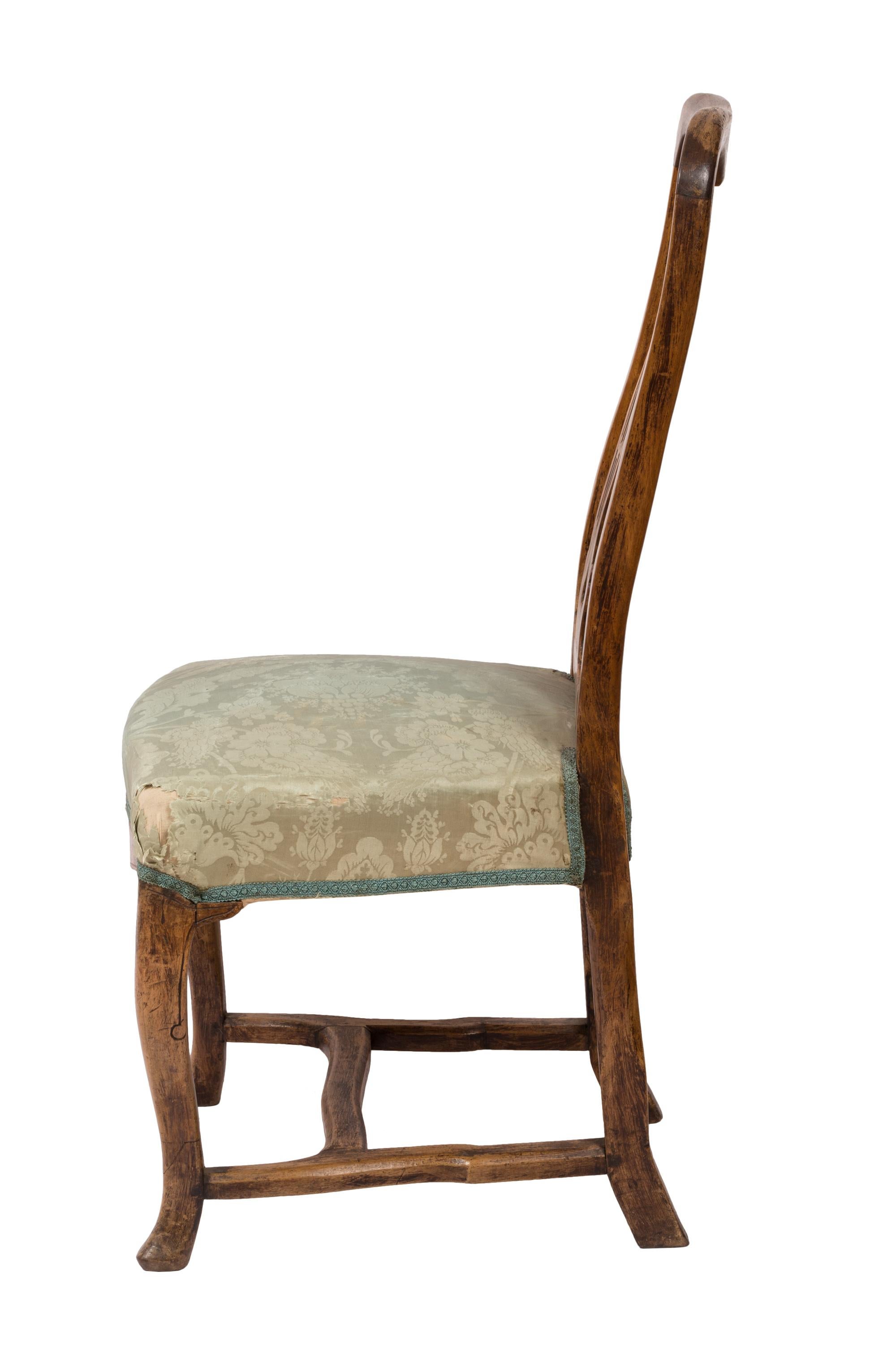 Ensemble de 4 chaises d'appoint Queen Anne anciennes, bois sculpté à la main et tissu de soie original Bon état - En vente à Madrid, ES