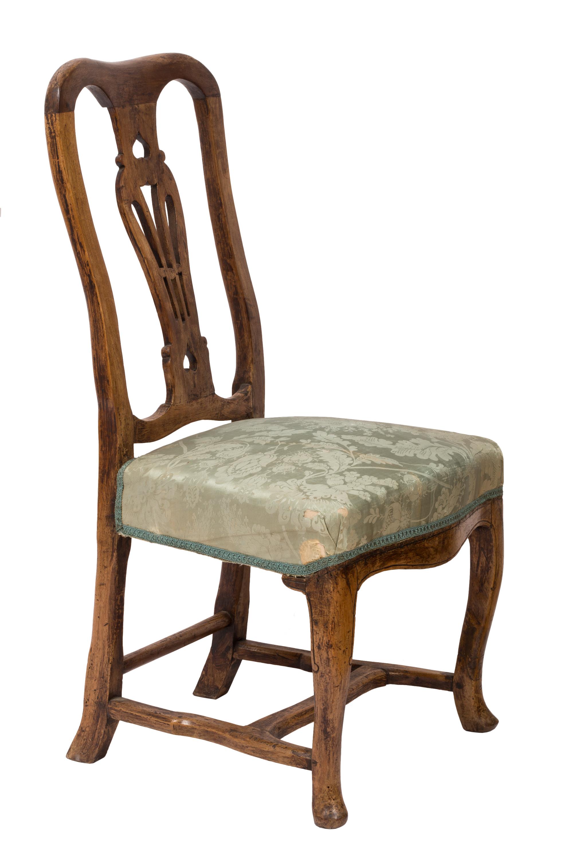 XVIIIe siècle et antérieur Ensemble de 4 chaises d'appoint Queen Anne anciennes, bois sculpté à la main et tissu de soie original en vente