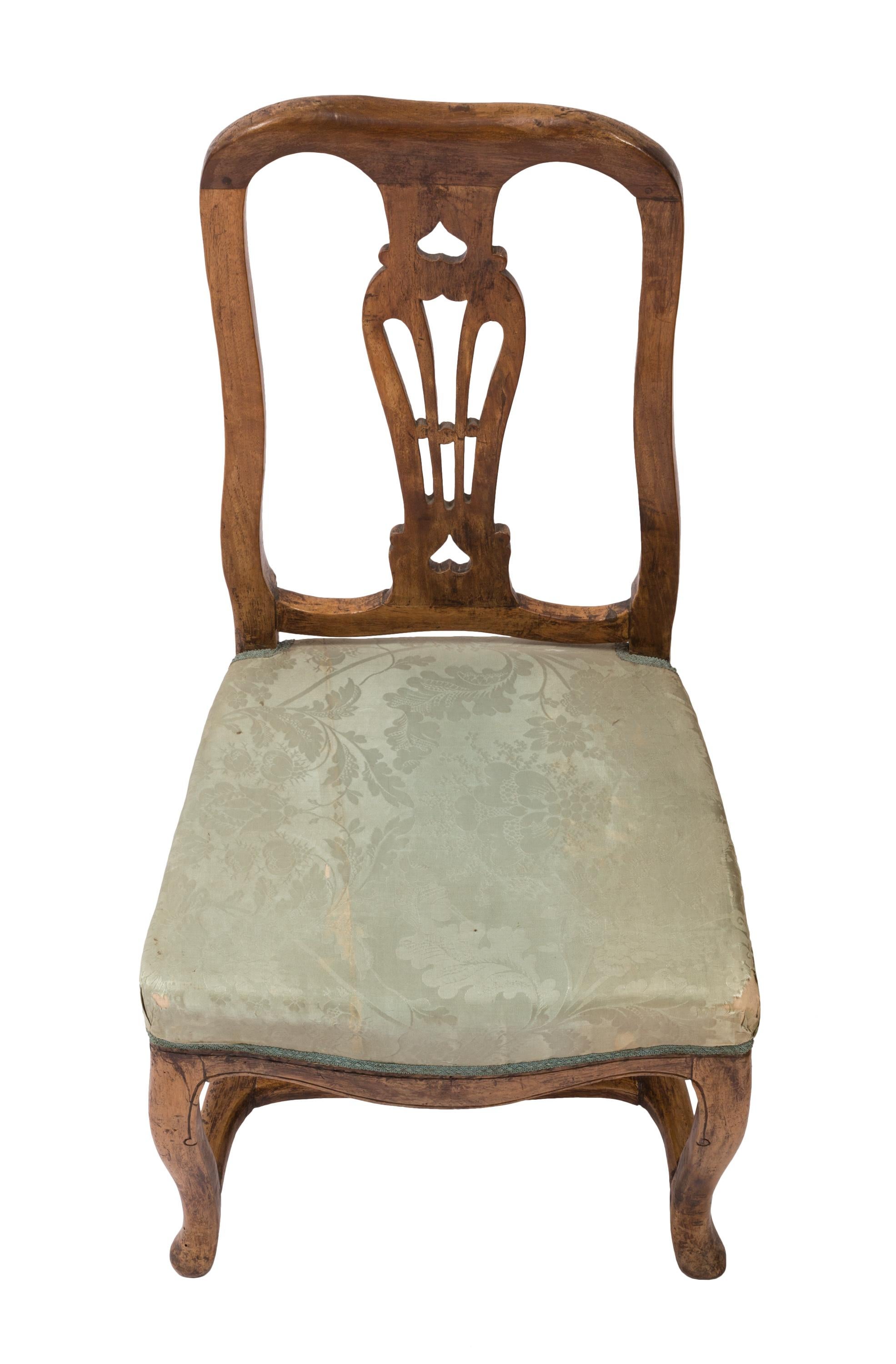 Noyer Ensemble de 4 chaises d'appoint Queen Anne anciennes, bois sculpté à la main et tissu de soie original en vente