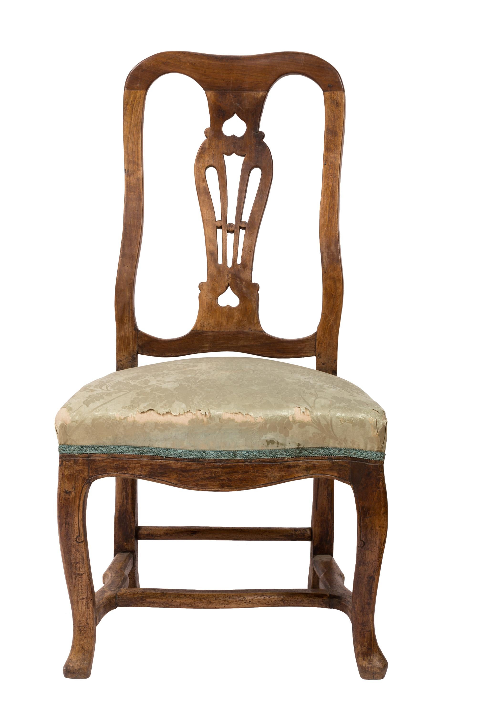 Ensemble de 4 chaises d'appoint Queen Anne anciennes, bois sculpté à la main et tissu de soie original en vente 2