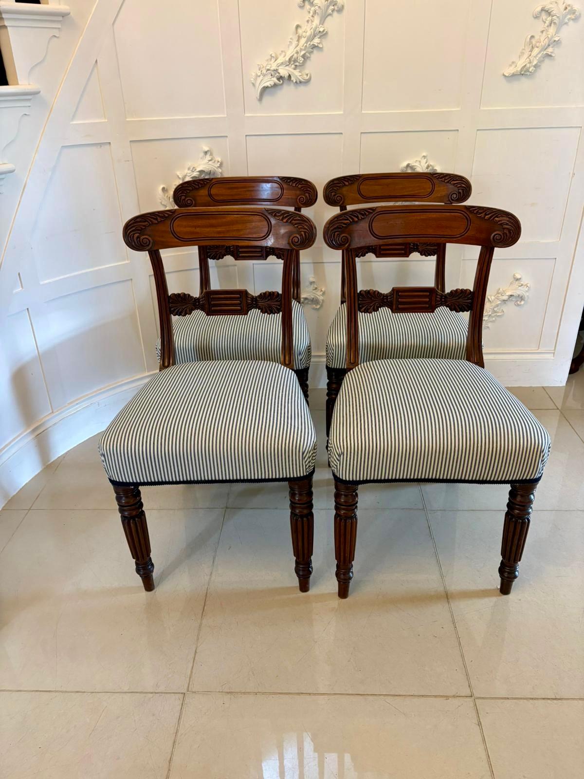 Set di 4 sedie da pranzo in mogano intagliato di qualità antica Regency in vendita 6