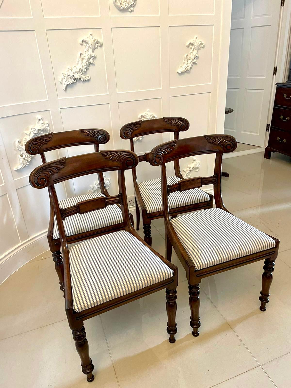 Anglais Ensemble de 4 chaises de salle à manger anciennes de qualité Regency en acajou en vente