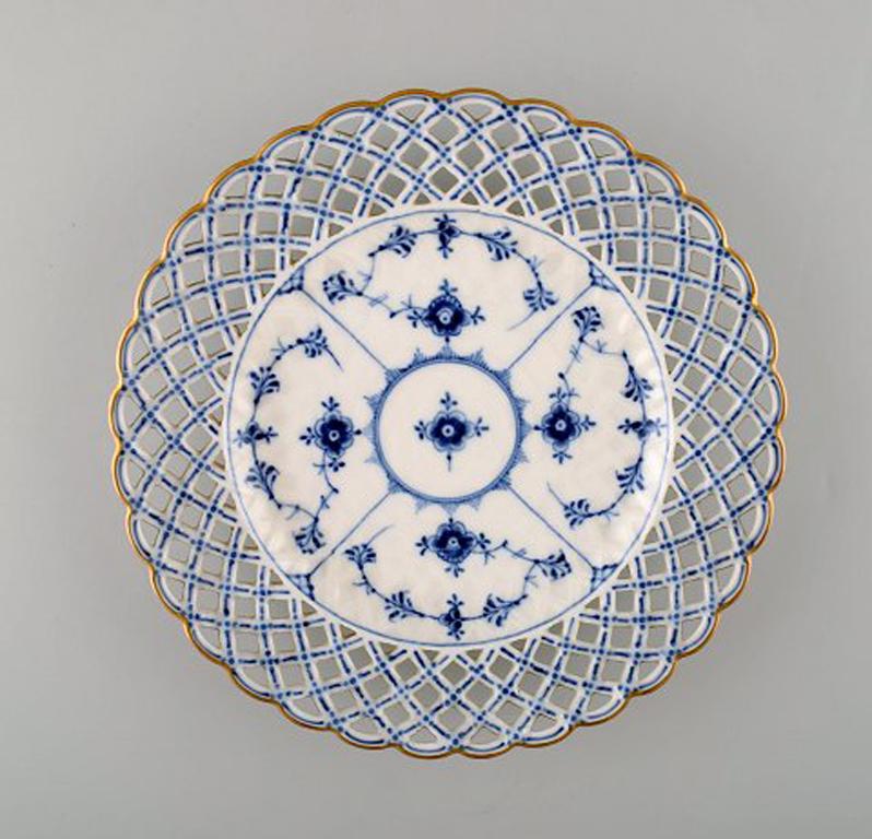 A set of 4 antique Royal Copenhagen blue fluted full lace plates with gold rim.
Number: 1/1135.
1st factory quality, in perfect condition.
Measures: 21 cm. in diameter.
Early stamp, 1894-1900.