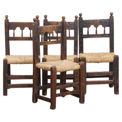 Ensemble de 4 chaises de campagne espagnoles anciennes avec sièges en rotin tressé
