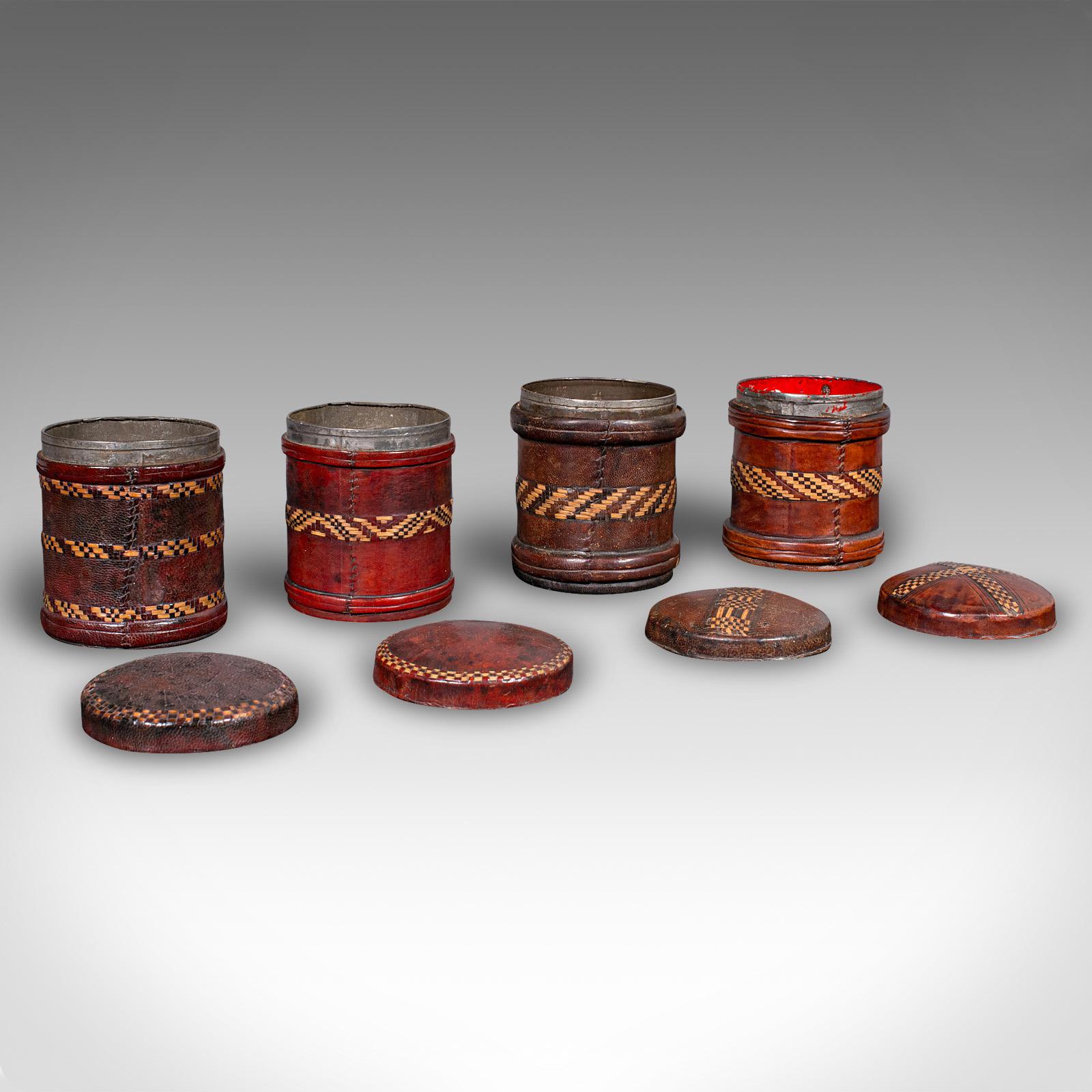 
Se trata de un conjunto de 4 pequeñas latas antiguas de almacenaje. Pitillera inglesa vestida de cuero marroquí, de principios del siglo XX, hacia 1920.

Atractiva artesanía de cuero con gran colorido, y colocada sobre encantadoras latas de