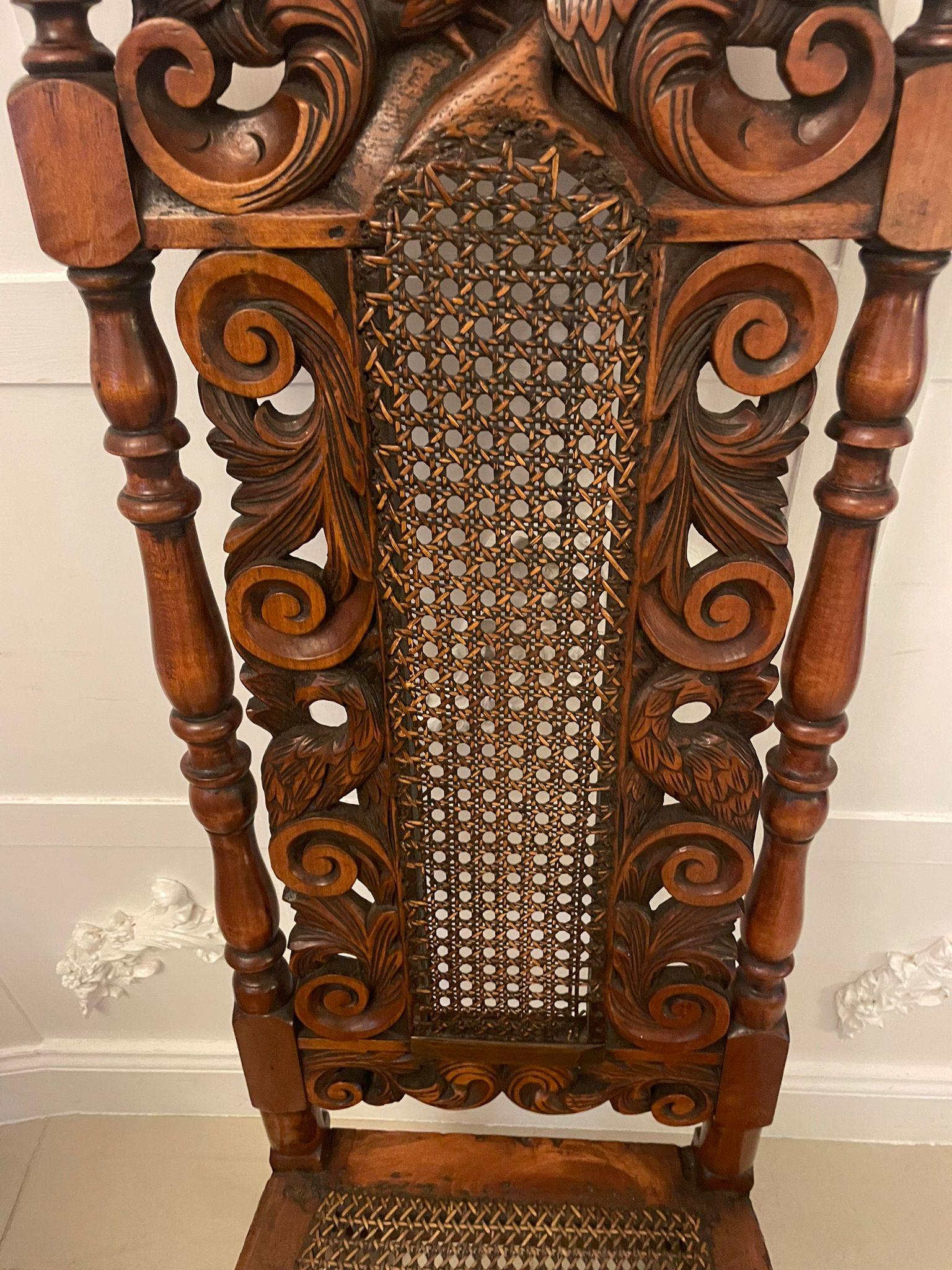Ensemble de 4 chaises de salle à manger anciennes en noyer sculpté de qualité victorienne en vente 2