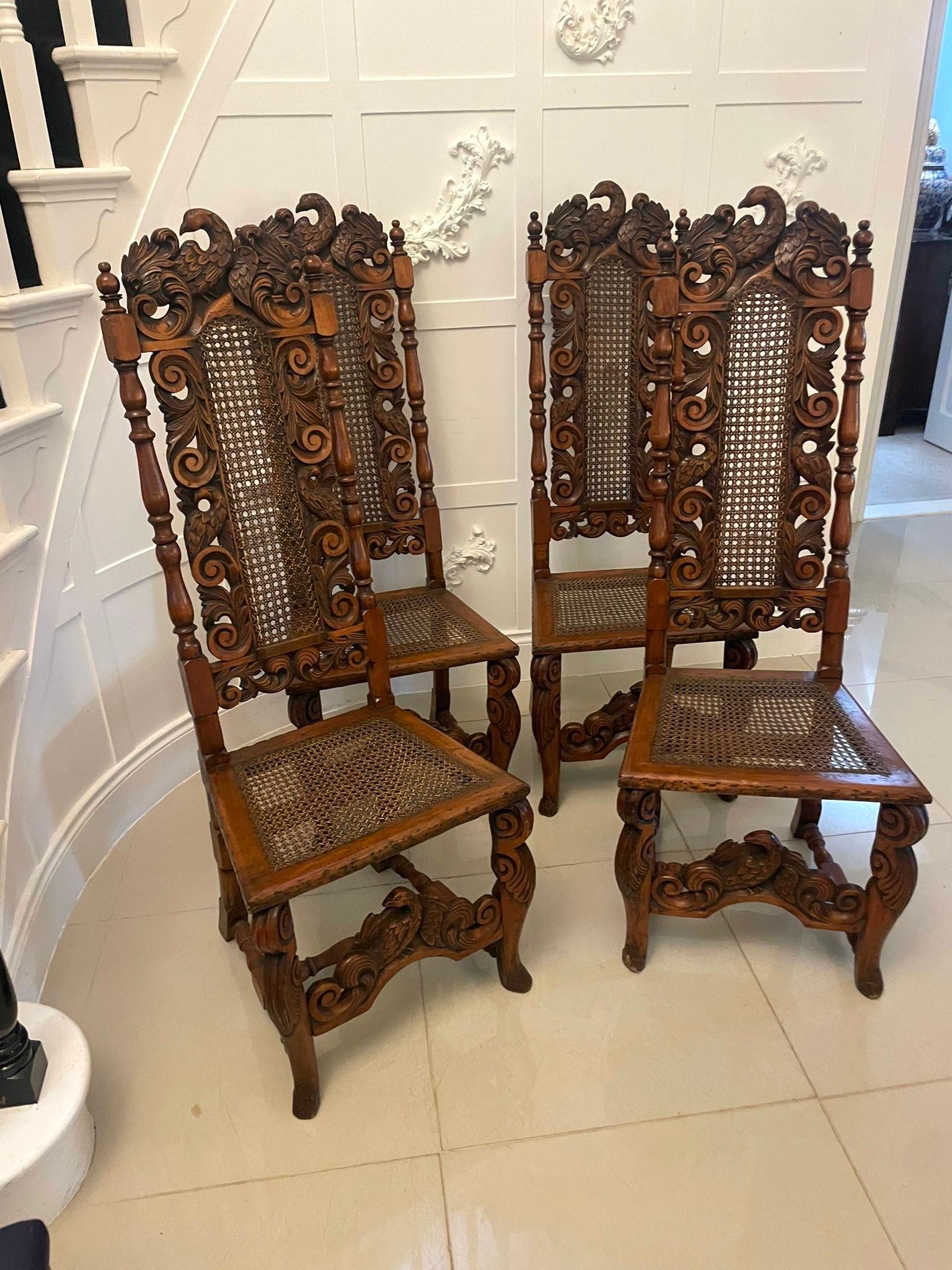 Ensemble de 4 chaises de salle à manger anciennes en noyer sculpté de qualité victorienne en vente 3