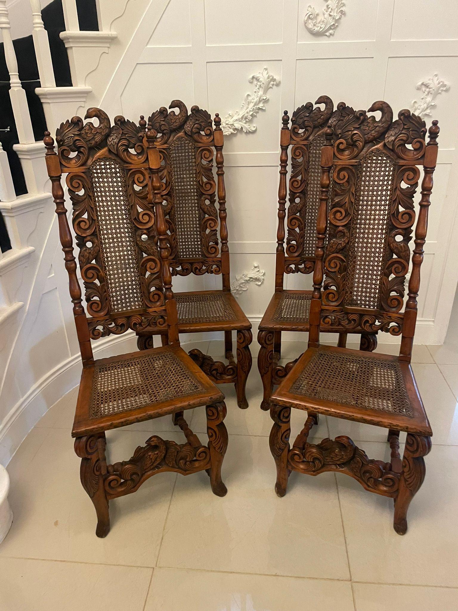 Ensemble de 4 chaises de salle à manger anciennes en noyer sculpté de qualité victorienne en vente 4