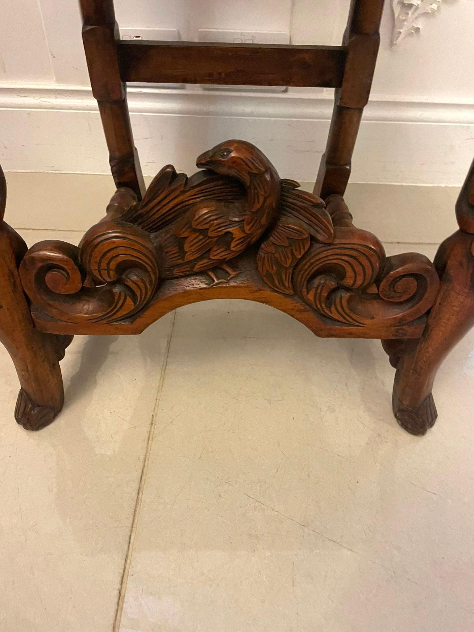 Ensemble de 4 chaises de salle à manger anciennes en noyer sculpté de qualité victorienne en vente 5