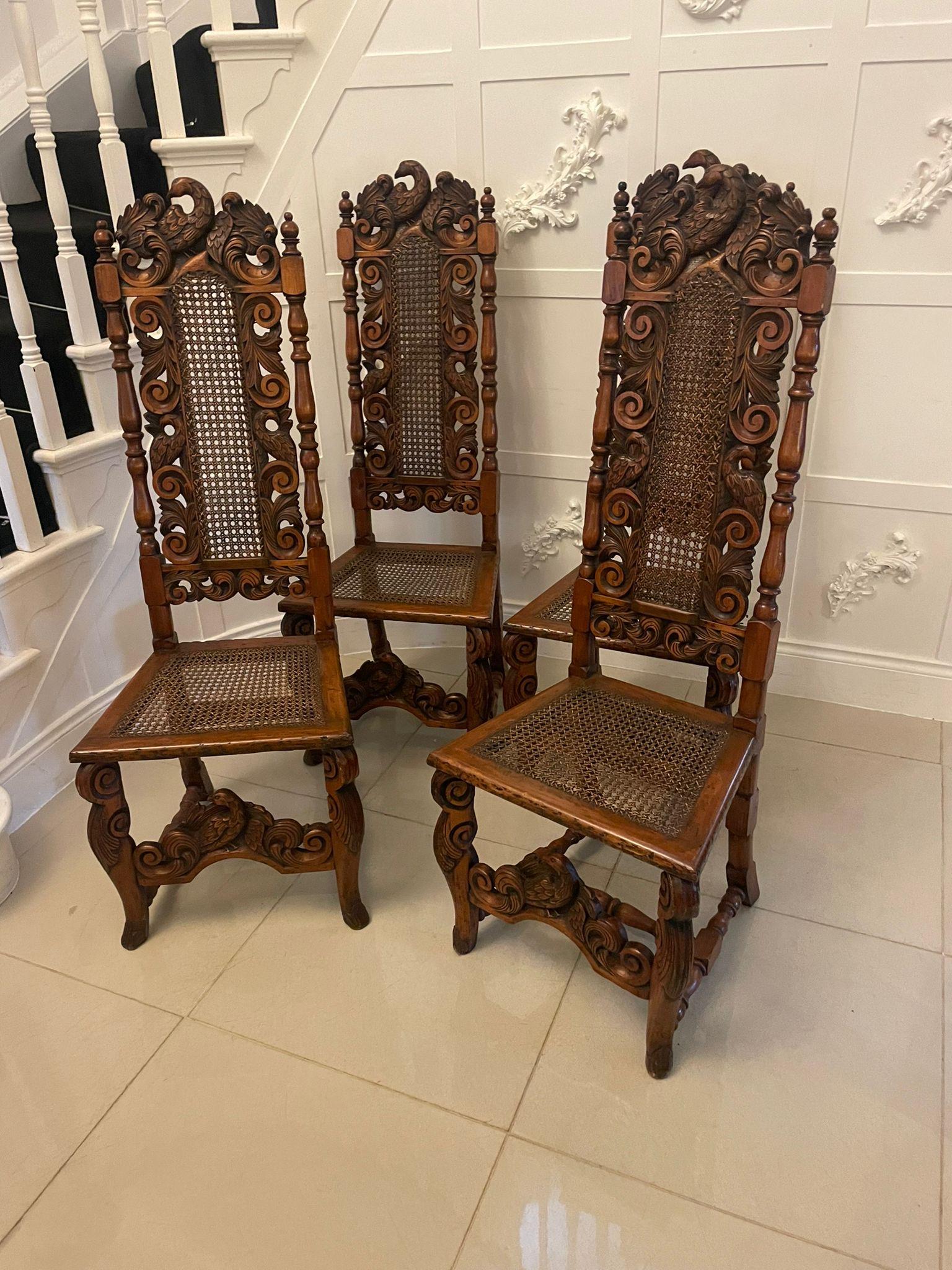 Ensemble de 4 chaises de salle à manger anciennes en noyer sculpté de style victorien, avec un dossier haut en noyer sculpté, un aigle sculpté sur le dessus, des volutes sculptées, des supports tournés et un centre en rotin, des sièges en rotin