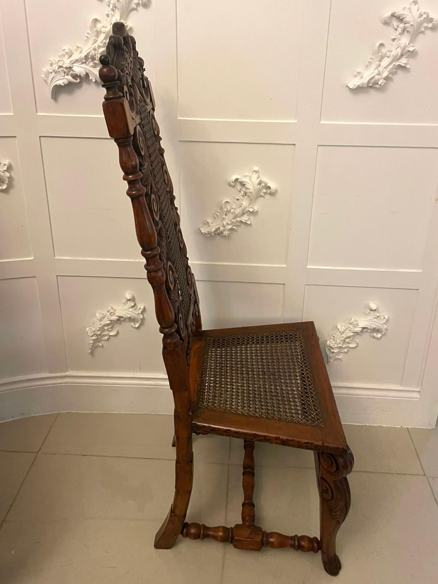 Victorien Ensemble de 4 chaises de salle à manger anciennes en noyer sculpté de qualité victorienne en vente