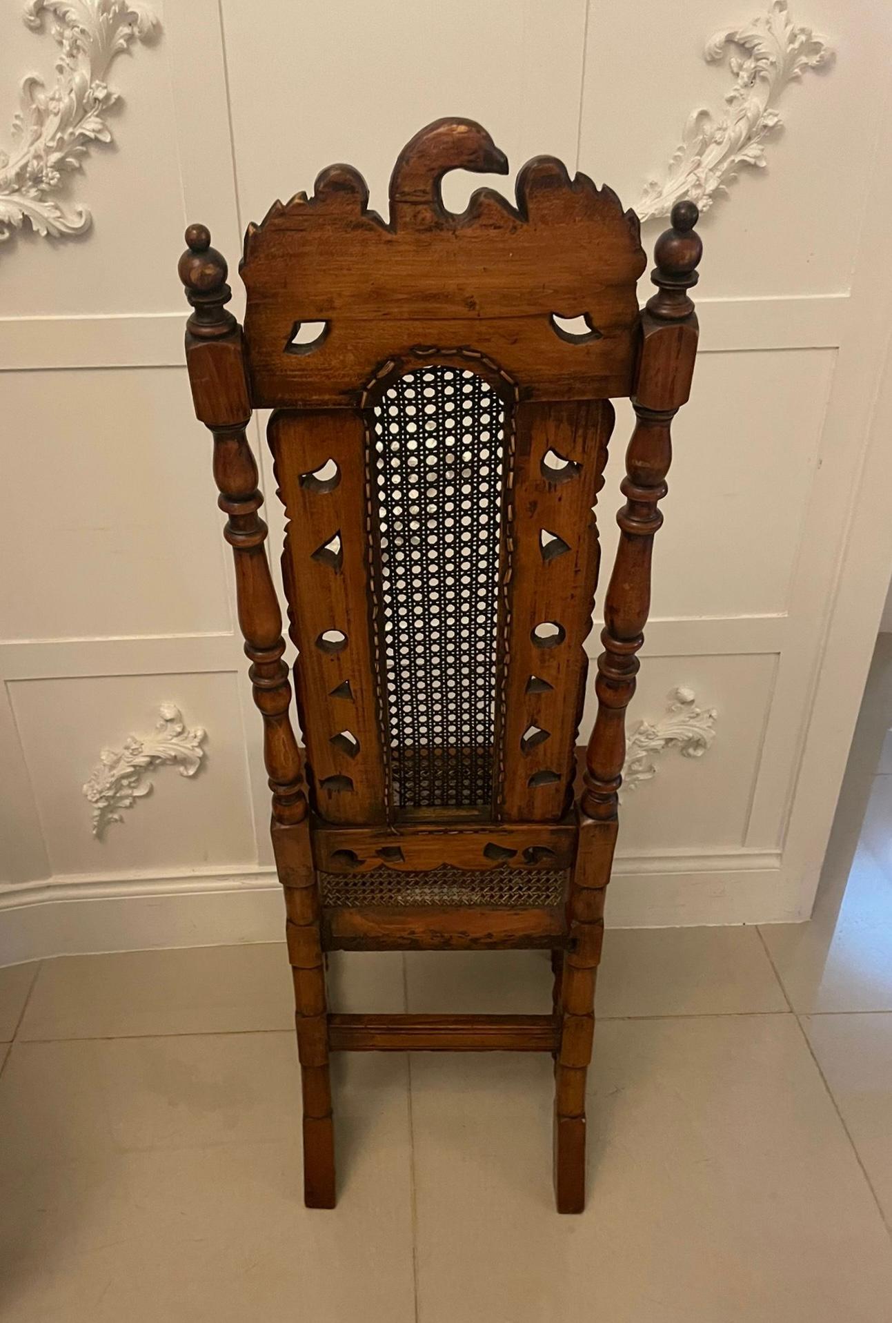 Anglais Ensemble de 4 chaises de salle à manger anciennes en noyer sculpté de qualité victorienne en vente