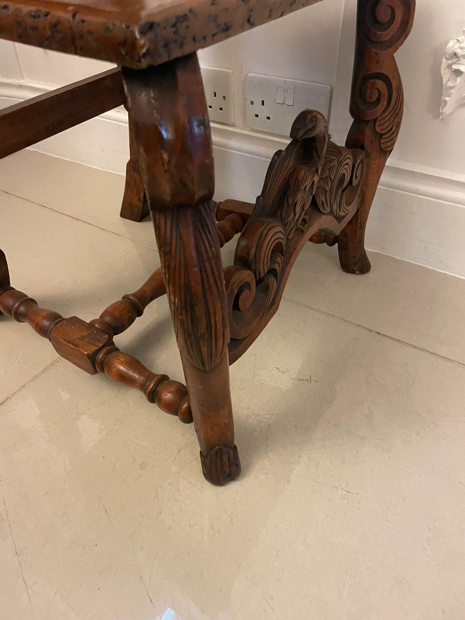 XIXe siècle Ensemble de 4 chaises de salle à manger anciennes en noyer sculpté de qualité victorienne en vente