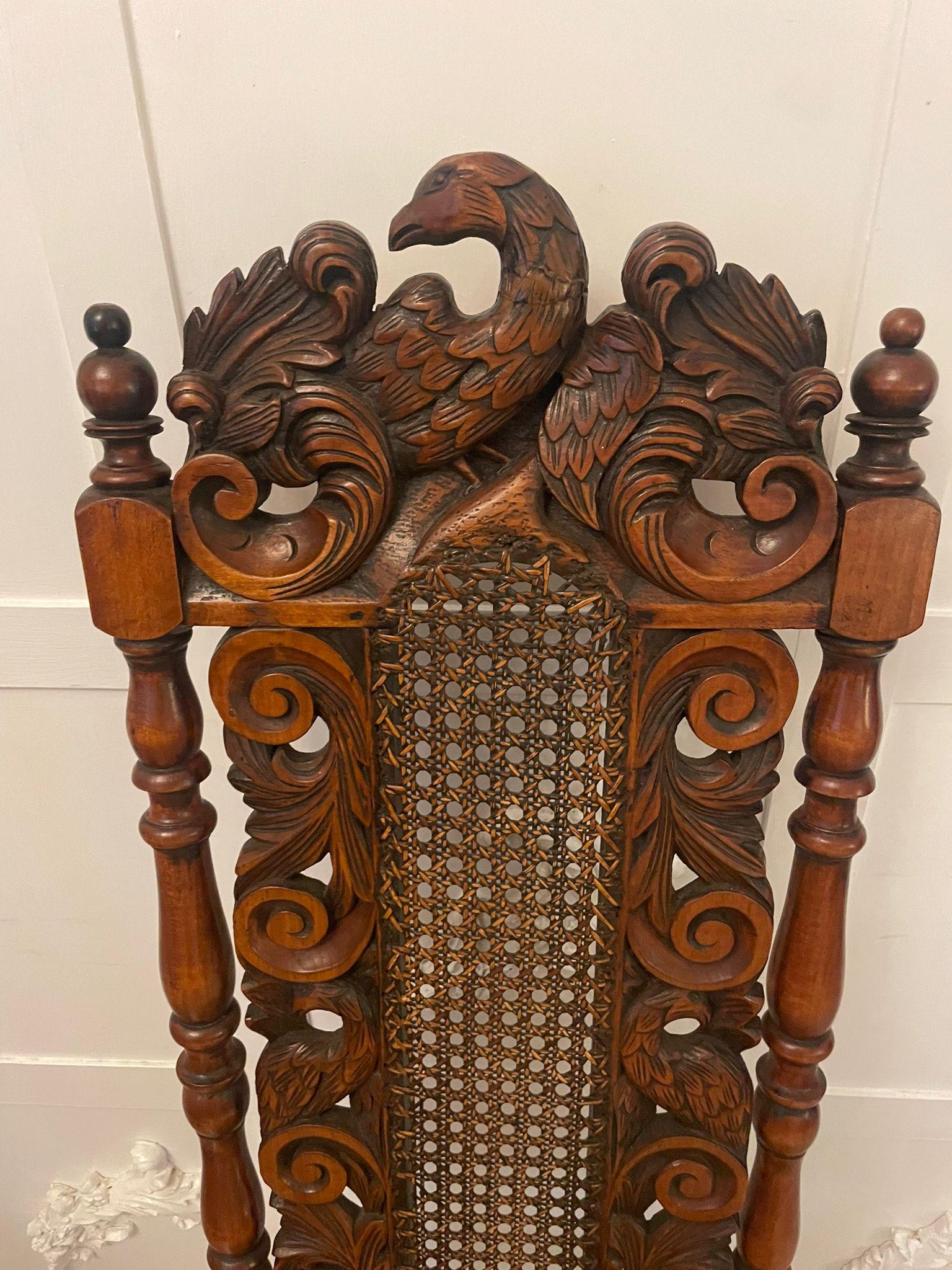 Noyer Ensemble de 4 chaises de salle à manger anciennes en noyer sculpté de qualité victorienne en vente
