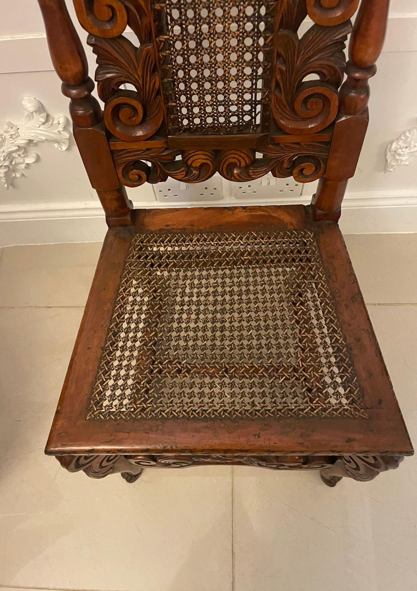 Ensemble de 4 chaises de salle à manger anciennes en noyer sculpté de qualité victorienne en vente 1