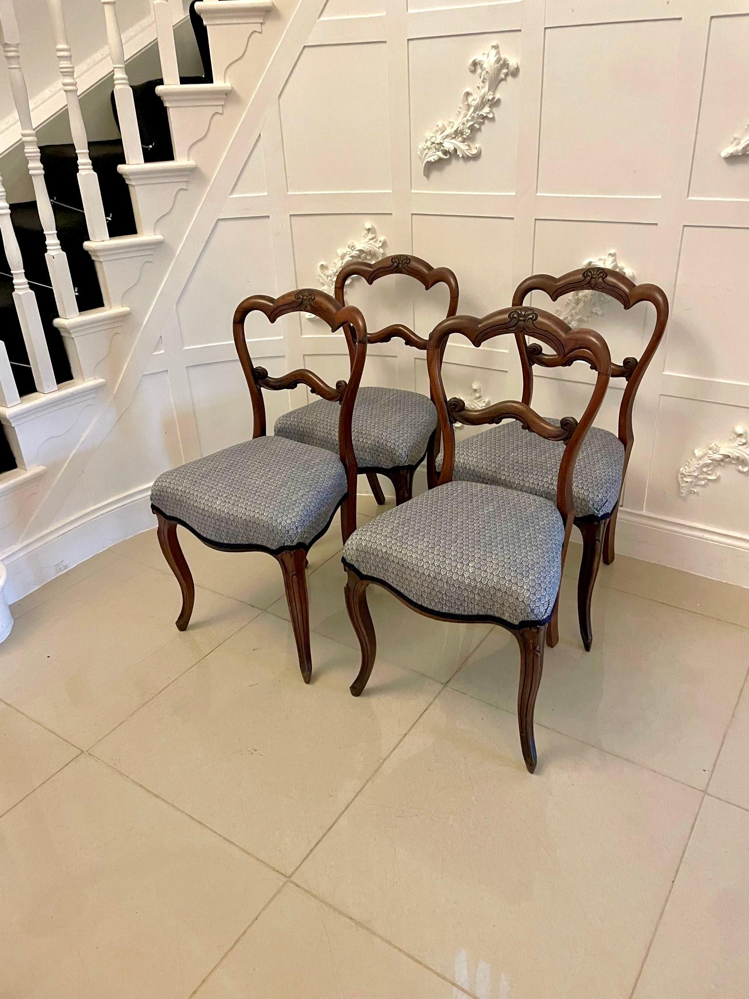 XIXe siècle Ensemble de 4 chaises de salle à manger victoriennes anciennes en bois de rose  en vente