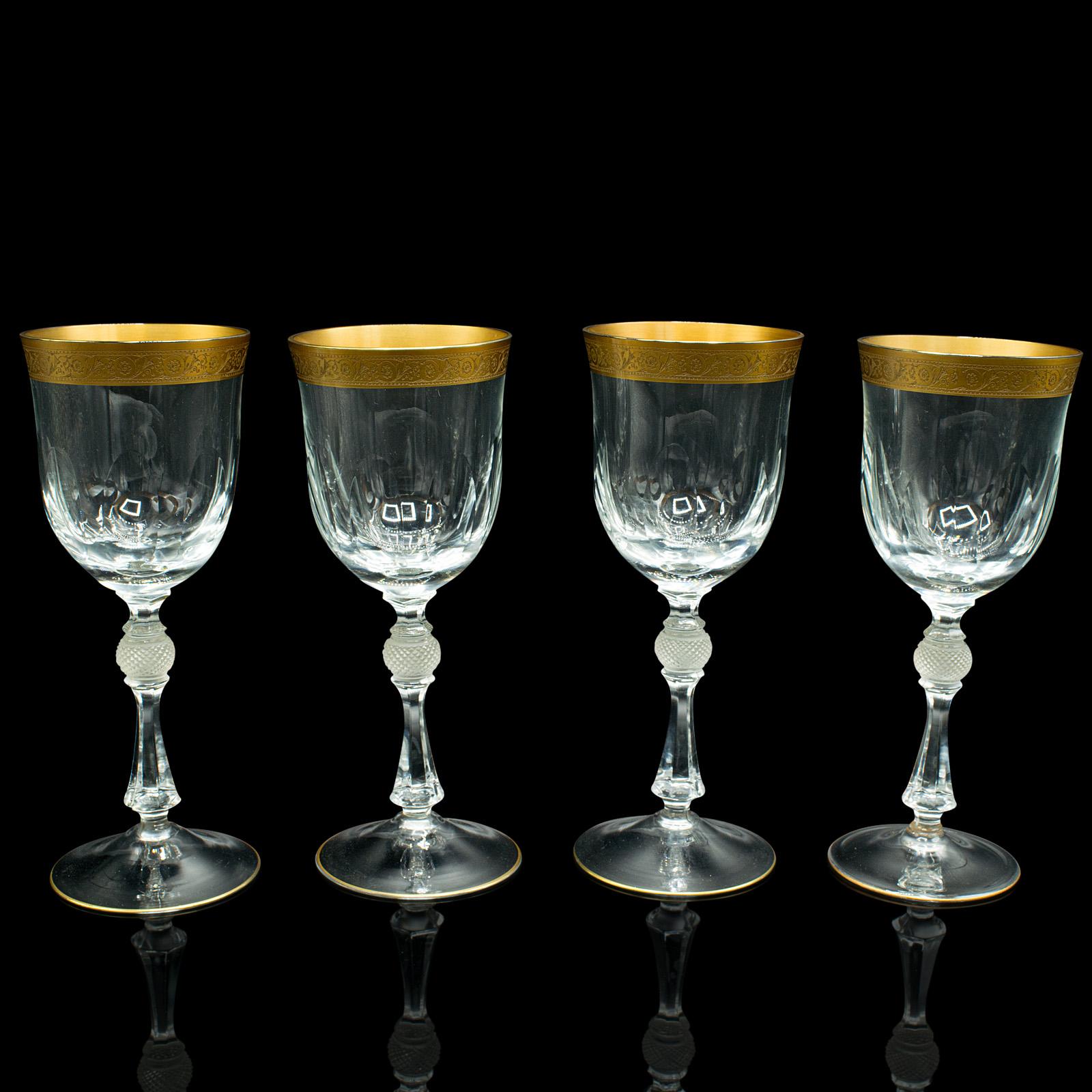 Dies ist ein Satz von vier antiken Weingläsern. Ein französisches, vergoldetes Stielglas aus der Zeit des Art déco, um 1920.

Stoßen Sie stilvoll an mit diesen herrlichen Gläsern
Mit wünschenswerter Alterspatina und in gutem Zustand
Geschliffenes