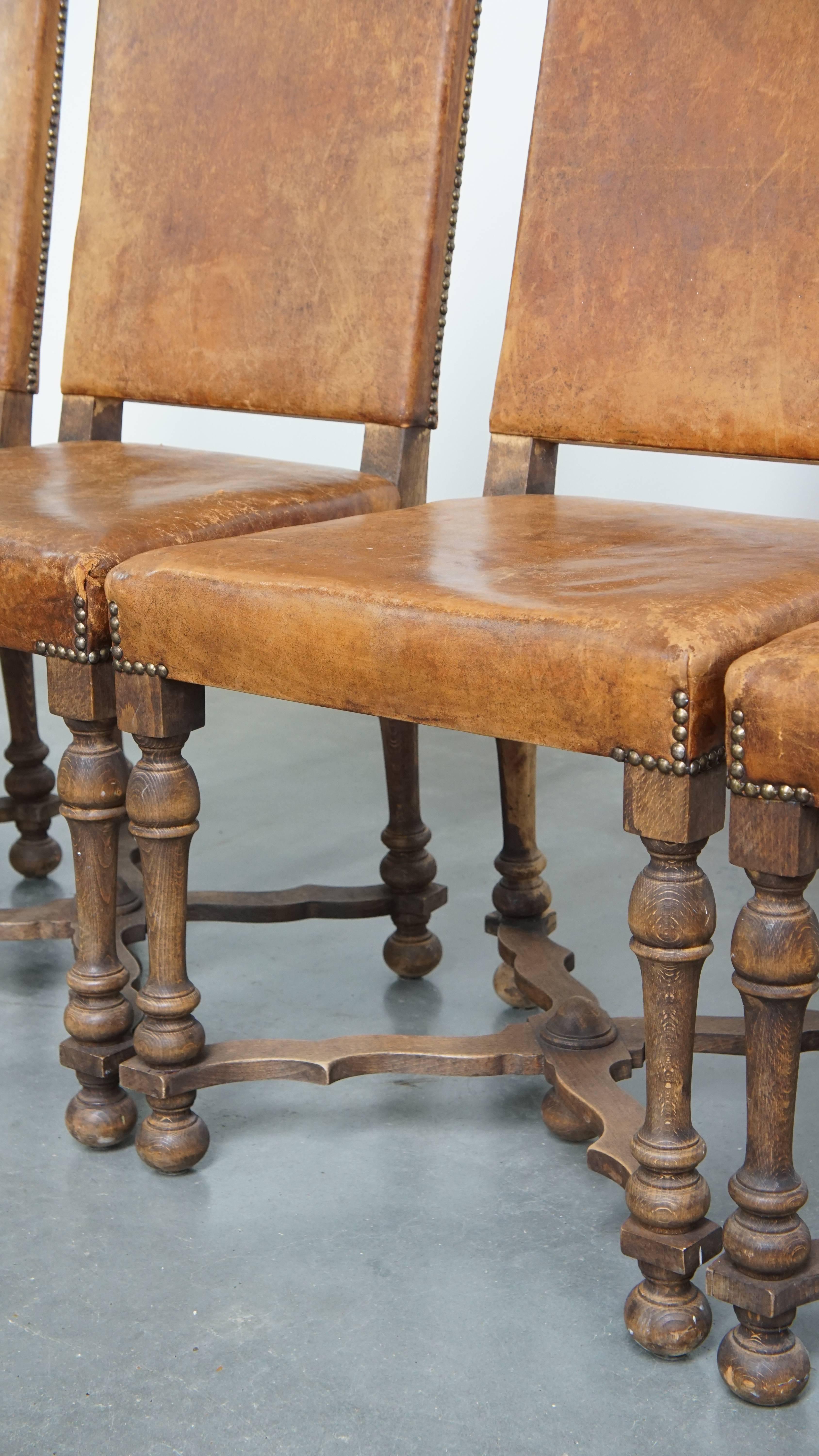 Ensemble de 4 chaises de salle à manger anciennes en bois et cuir de mouton en vente 3