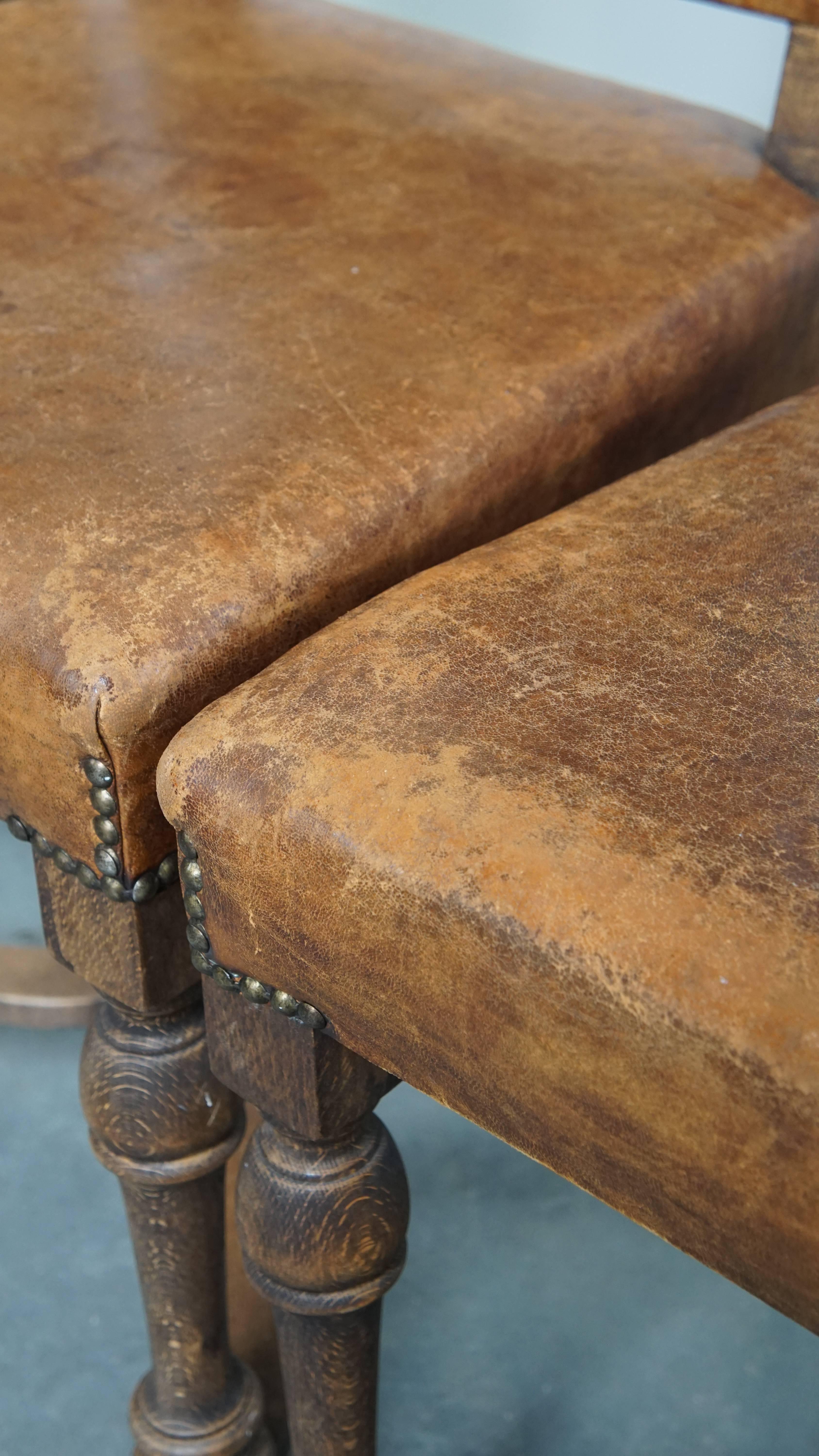 Ensemble de 4 chaises de salle à manger anciennes en bois et cuir de mouton en vente 4