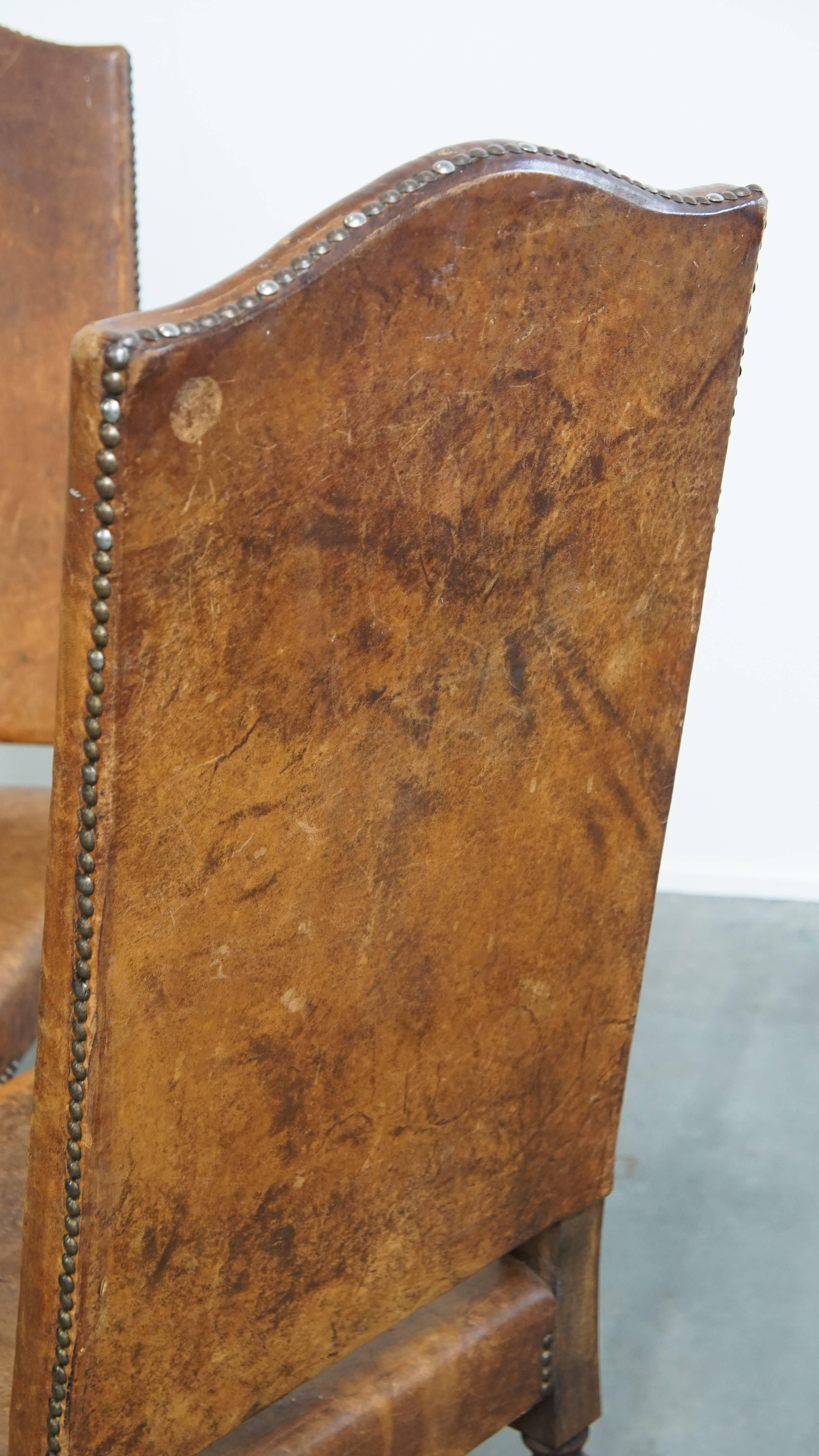 Ensemble de 4 chaises de salle à manger anciennes en bois et cuir de mouton en vente 7