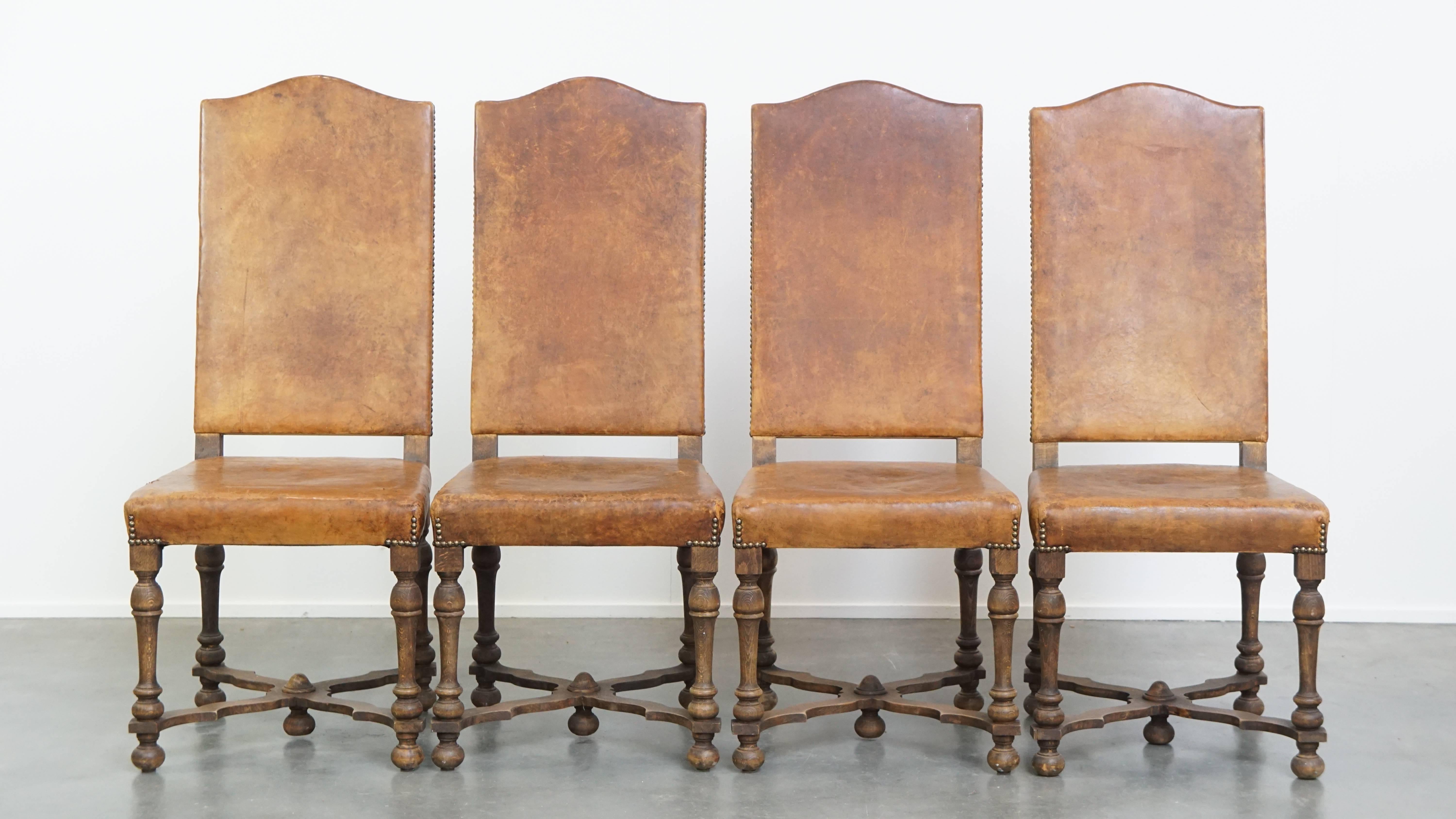 Nous vous proposons un ensemble de 4 chaises de salle à manger anciennes en bois et en cuir de mouton avec une belle patine. Ce fantastique ensemble de chaises en cuir de mouton du début du XXe siècle possède un caractère saisissant et attire tous