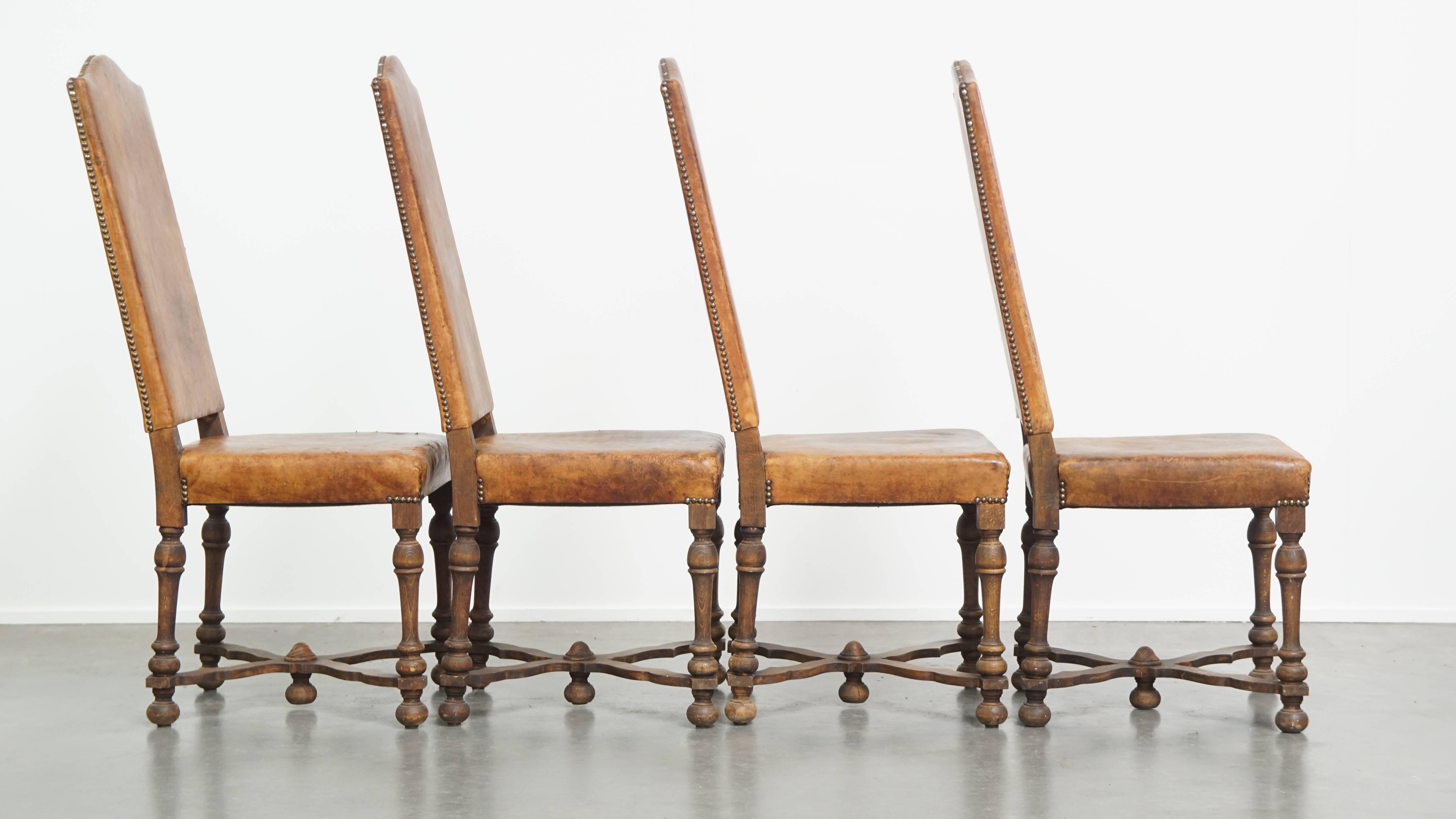 Romain classique Ensemble de 4 chaises de salle à manger anciennes en bois et cuir de mouton en vente