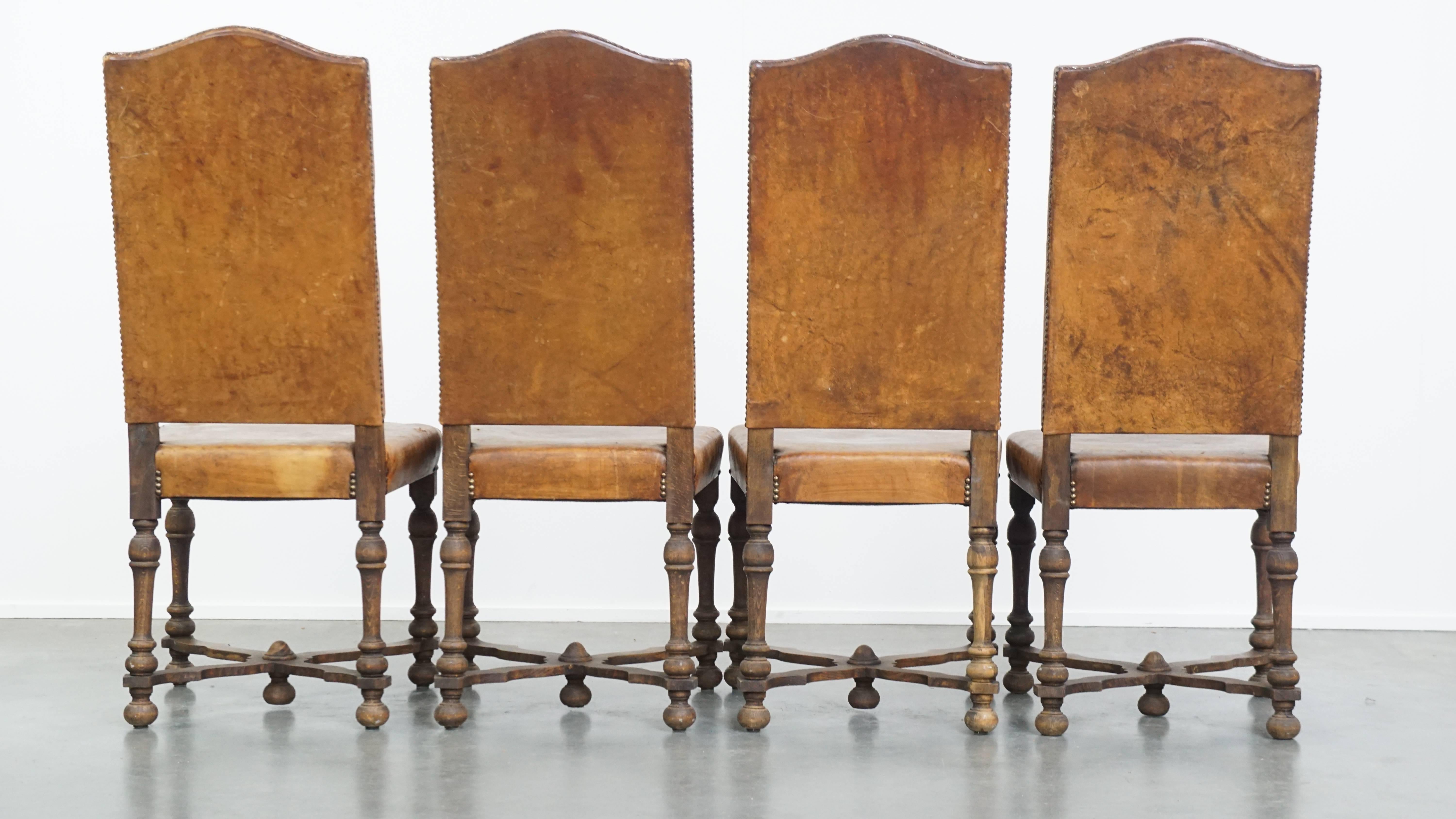 Fait main Ensemble de 4 chaises de salle à manger anciennes en bois et cuir de mouton en vente