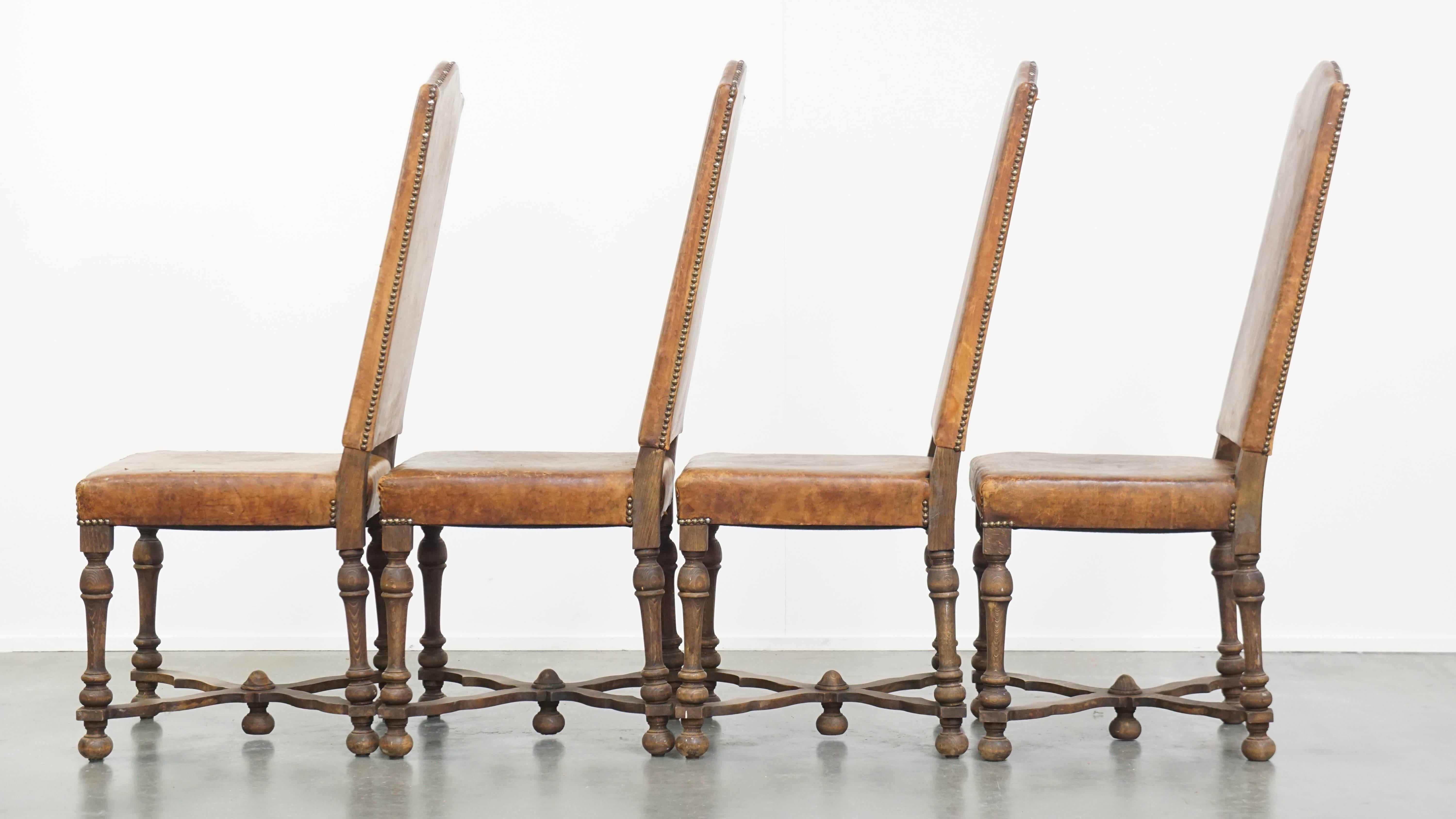 Ensemble de 4 chaises de salle à manger anciennes en bois et cuir de mouton État moyen - En vente à Harderwijk, NL