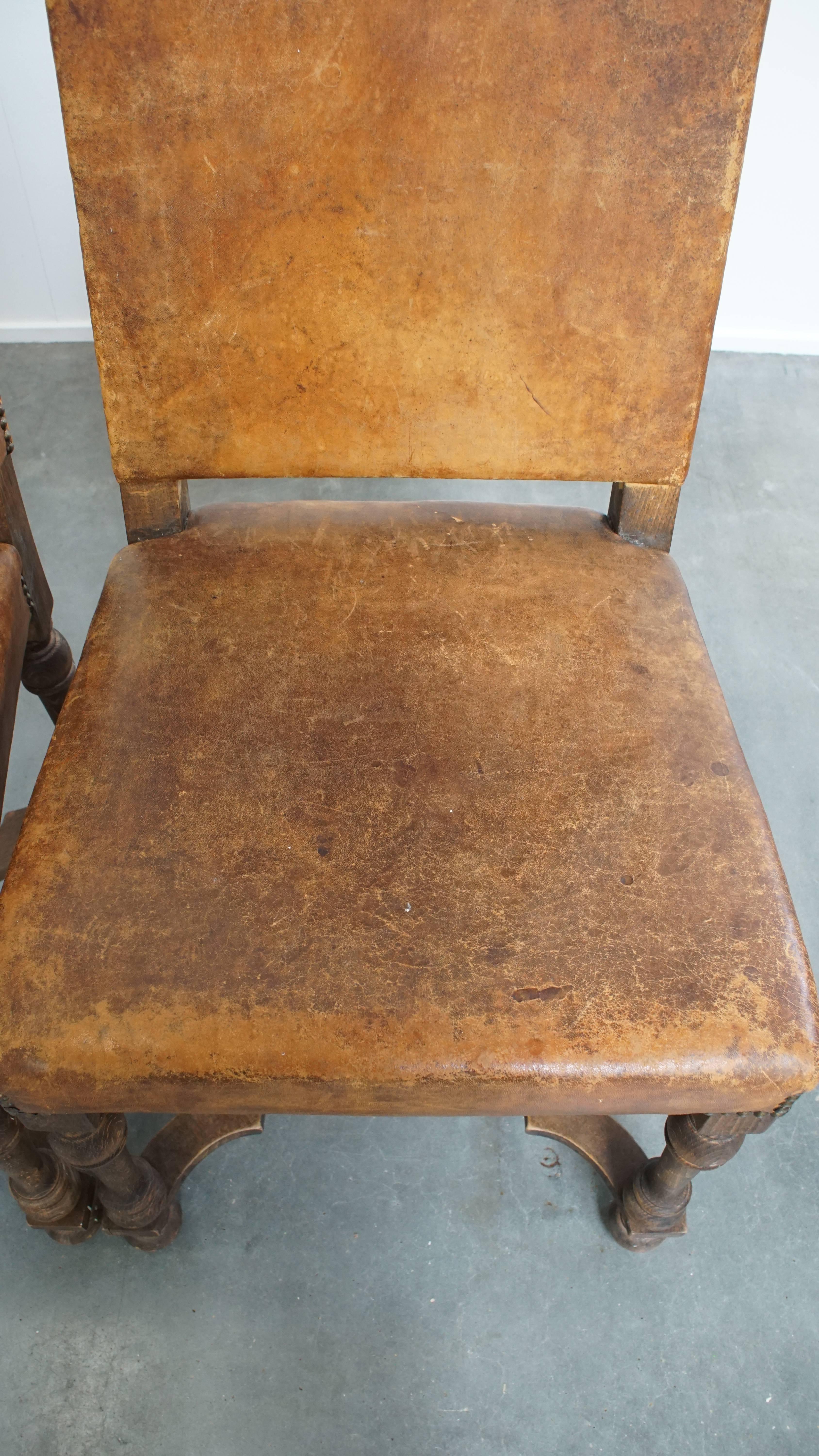 Ensemble de 4 chaises de salle à manger anciennes en bois et cuir de mouton en vente 2