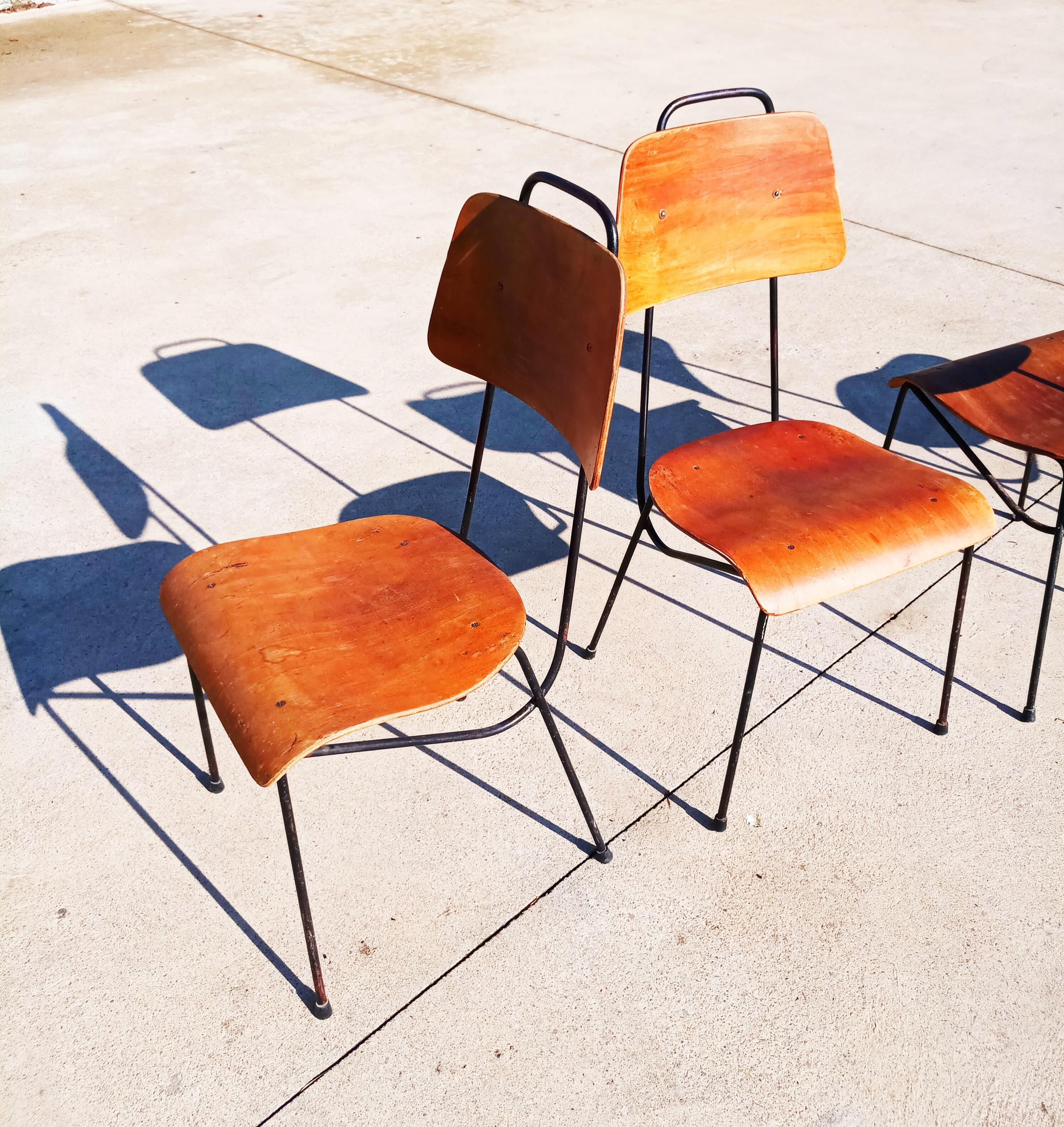 Beautiful and very rare set of four chairs designed by the famous Antoni Moragas i Gallisa, spanish architect, and manufactured in Spain in 1960s. Wooden and iron structure.
Història de l'objecte: First Premi, Concurs de mobiliarioi Prodignificació