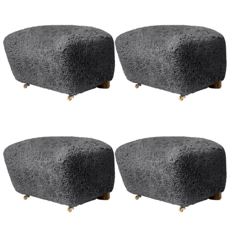 Ensemble de 4 poufs en chêne fumé antrachite et en peau de mouton The Tired Man de Lassen
Dimensions : L 55 x P 53 x H 36 cm 
Matériaux : Peau de mouton

Flemming Lassen a conçu le fauteuil rembourré, The Tired Man, pour le concours de la Guild de