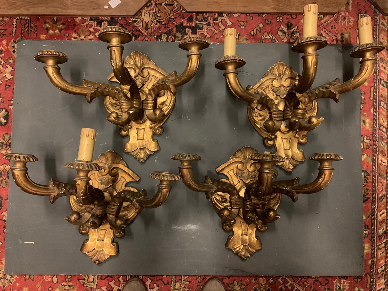 Set of 4 appliques, wall lamps in gilded and carved wood, each has 3 arms with light, to be revised in some parts but in a good state of conservation of the structure, beautiful in the set, from the mid-1900s then Vintage, made in Italy.
Each