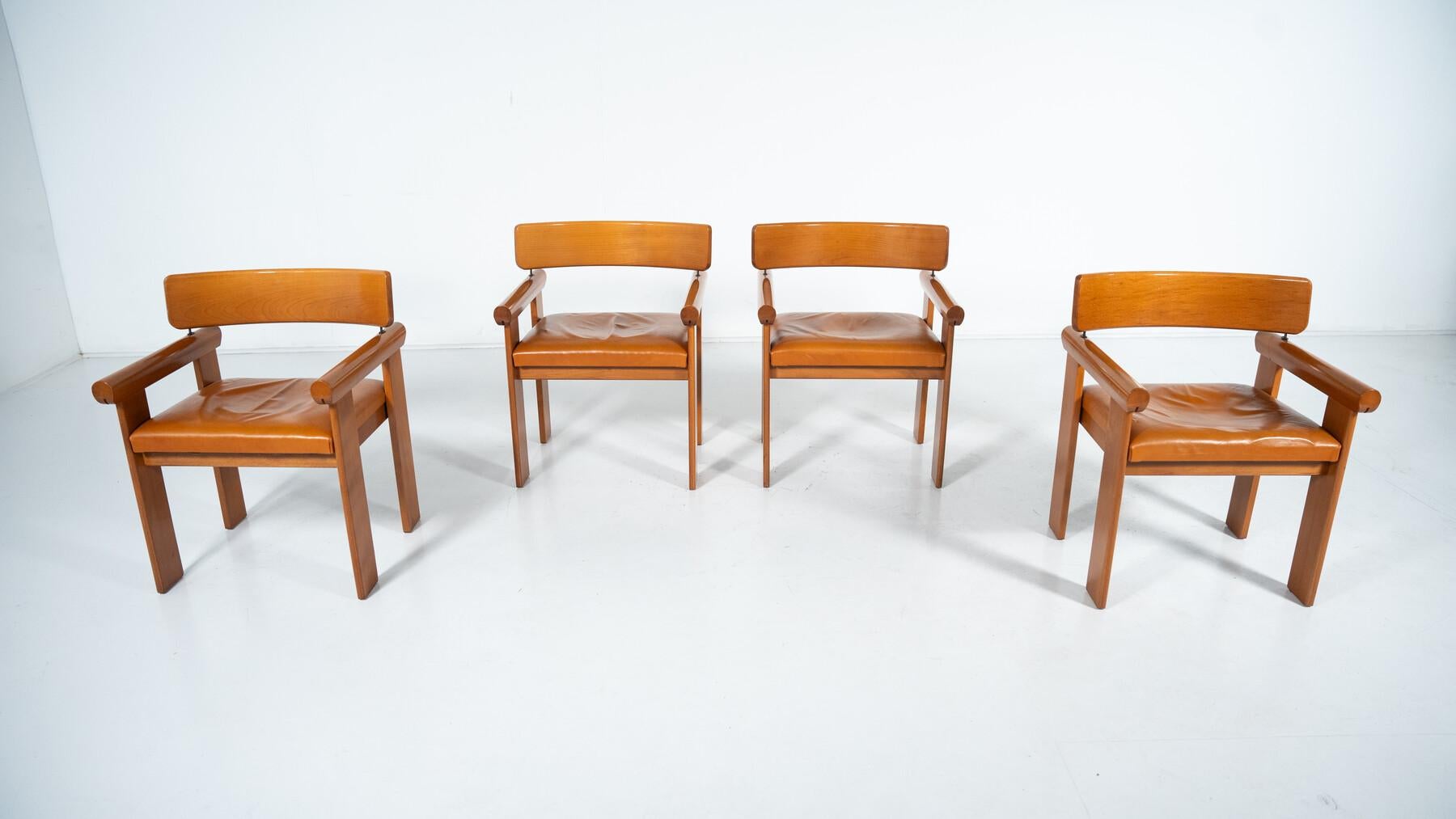 Ensemble de 4 fauteuils architecturaux, cuir cognac, Italie en vente 3