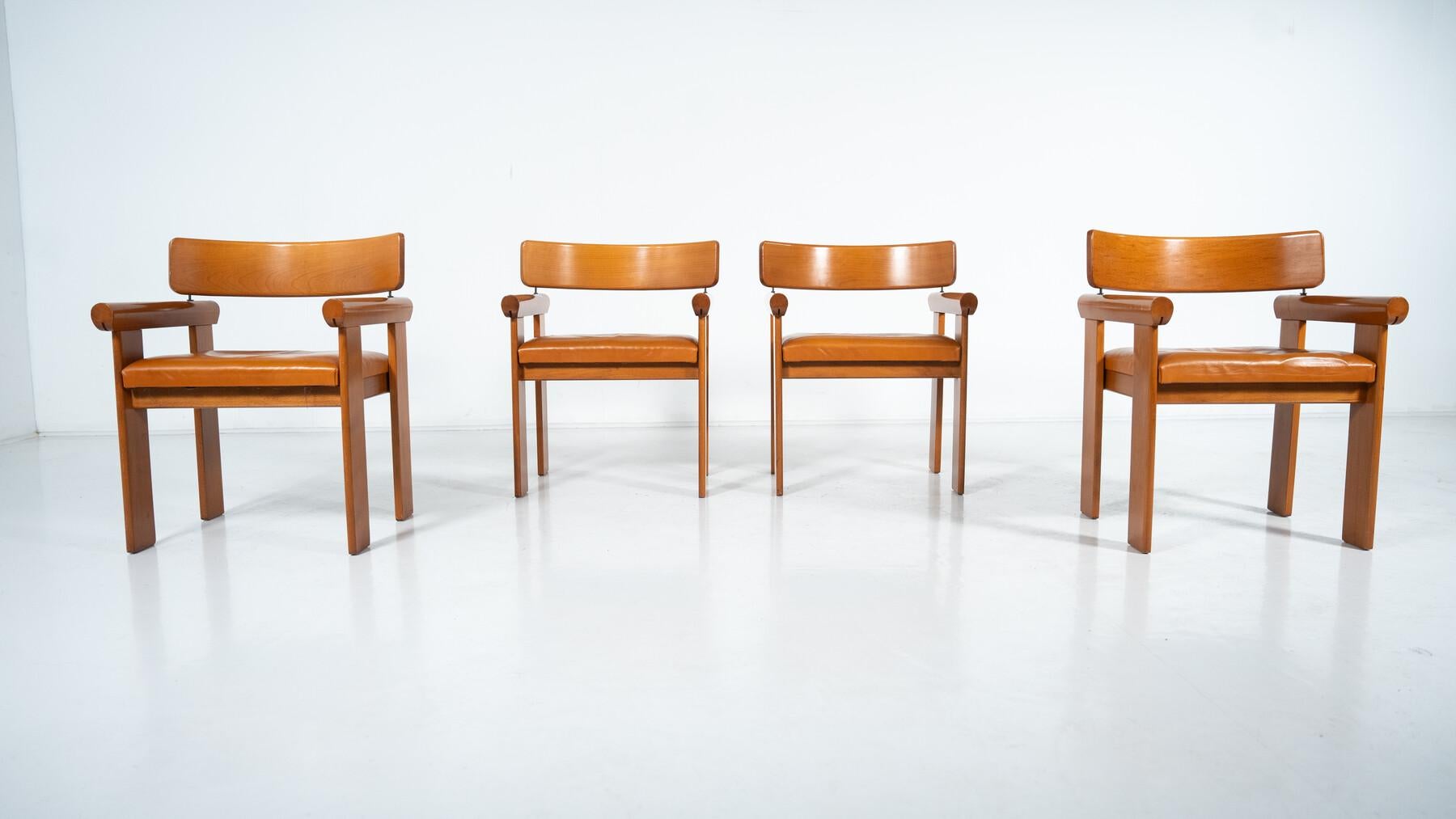 Ensemble de 4 fauteuils architecturaux, cuir cognac, Italie en vente 4