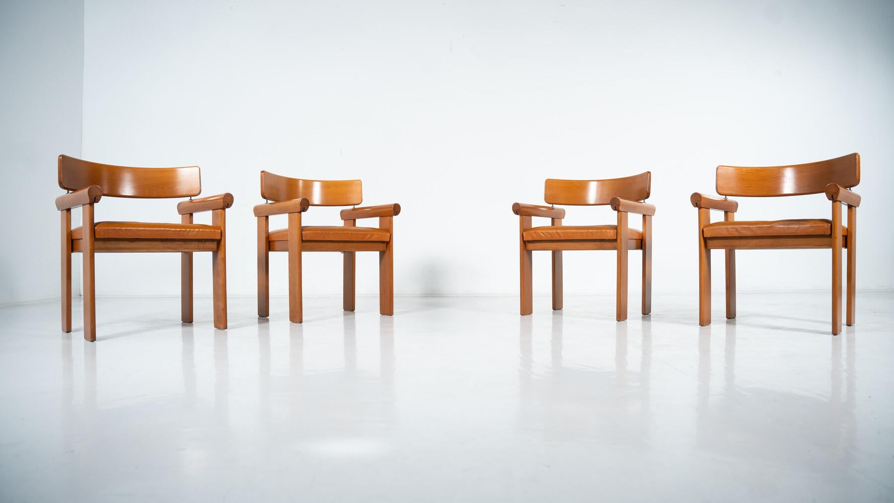 Ensemble de 4 fauteuils architecturaux, cuir cognac, Italie en vente 5