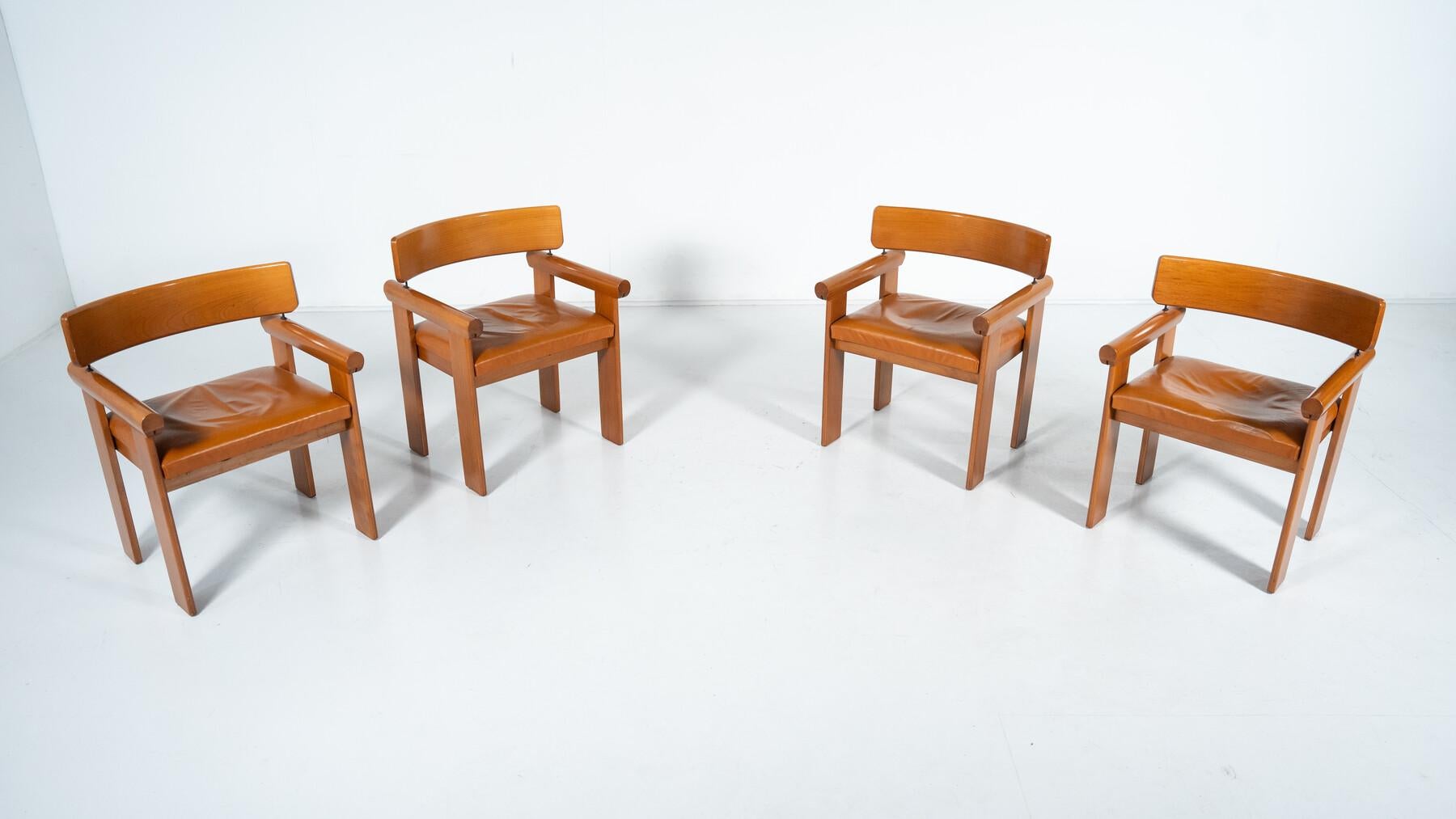 Ensemble de 4 fauteuils architecturaux, cuir cognac, Italie en vente 6