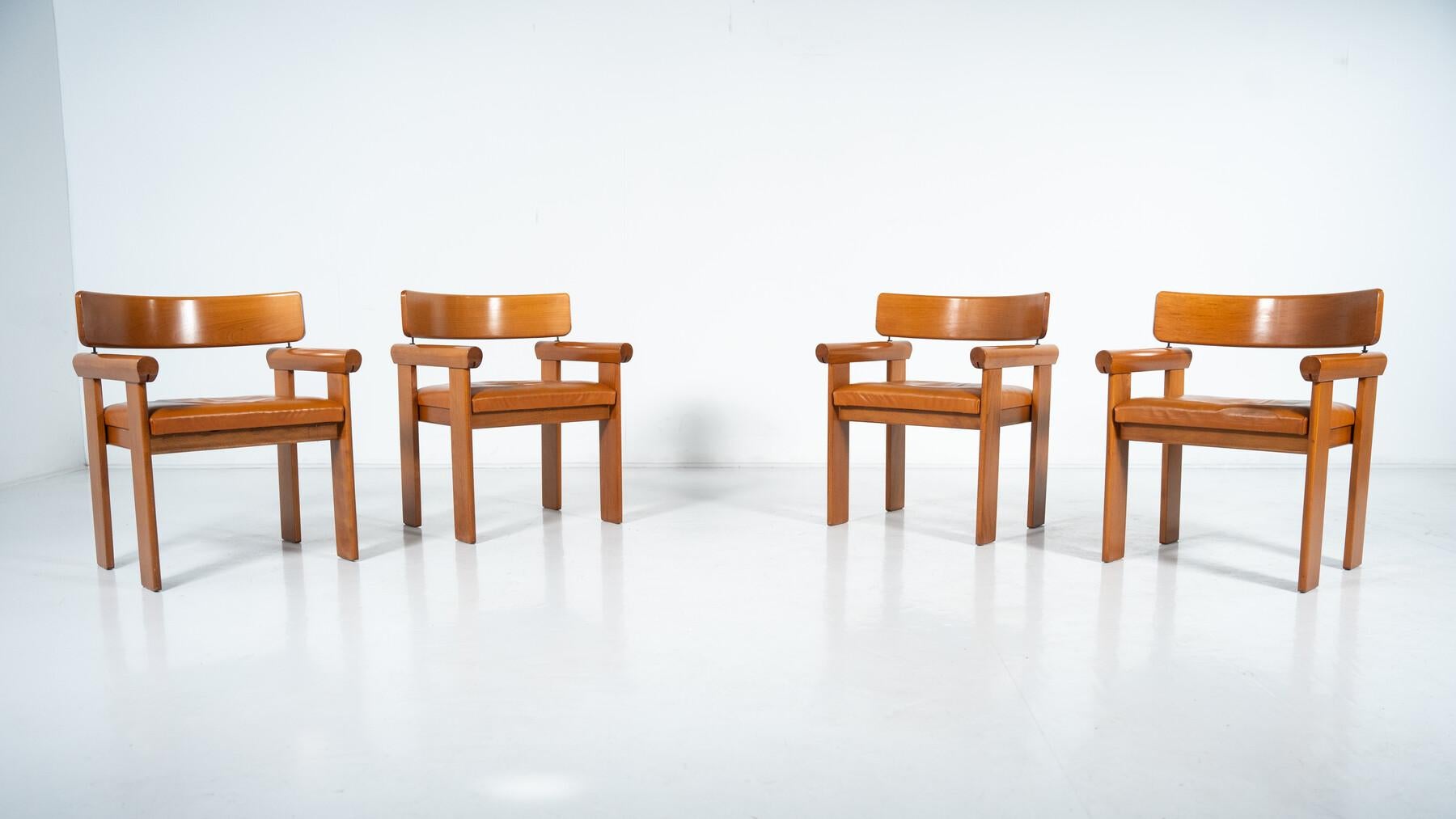 Ensemble de 4 fauteuils architecturaux, cuir cognac, Italie en vente 8
