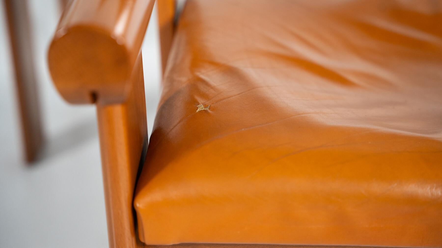 Mid-Century Modern Ensemble de 4 fauteuils architecturaux, cuir cognac, Italie en vente