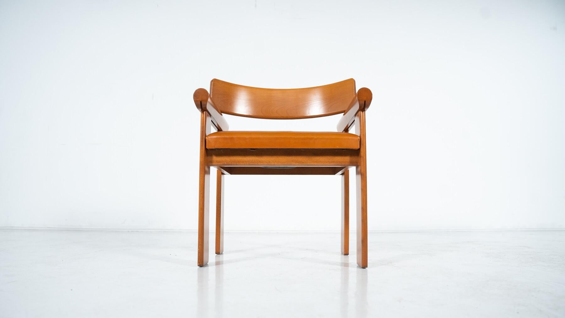italien Ensemble de 4 fauteuils architecturaux, cuir cognac, Italie en vente
