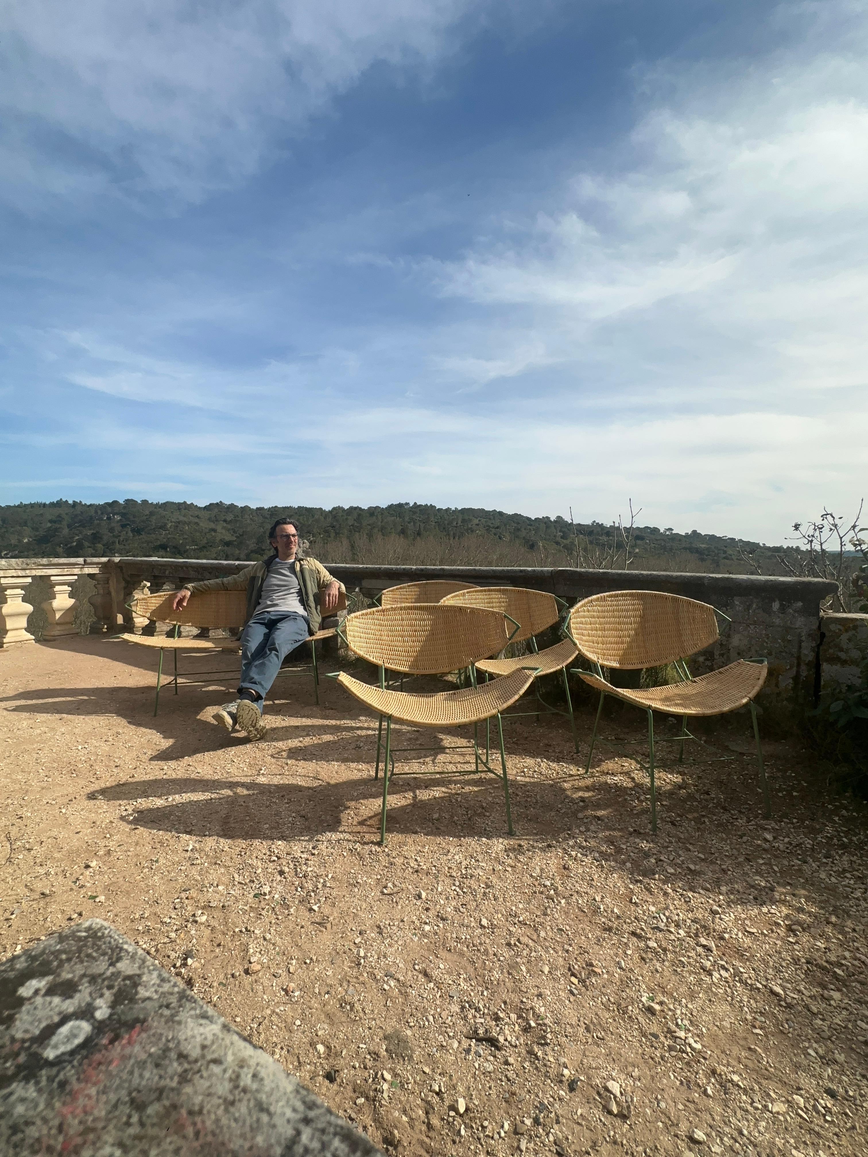 ensemble de 4 fauteuils et d'un banc des années 1950 en vente 3