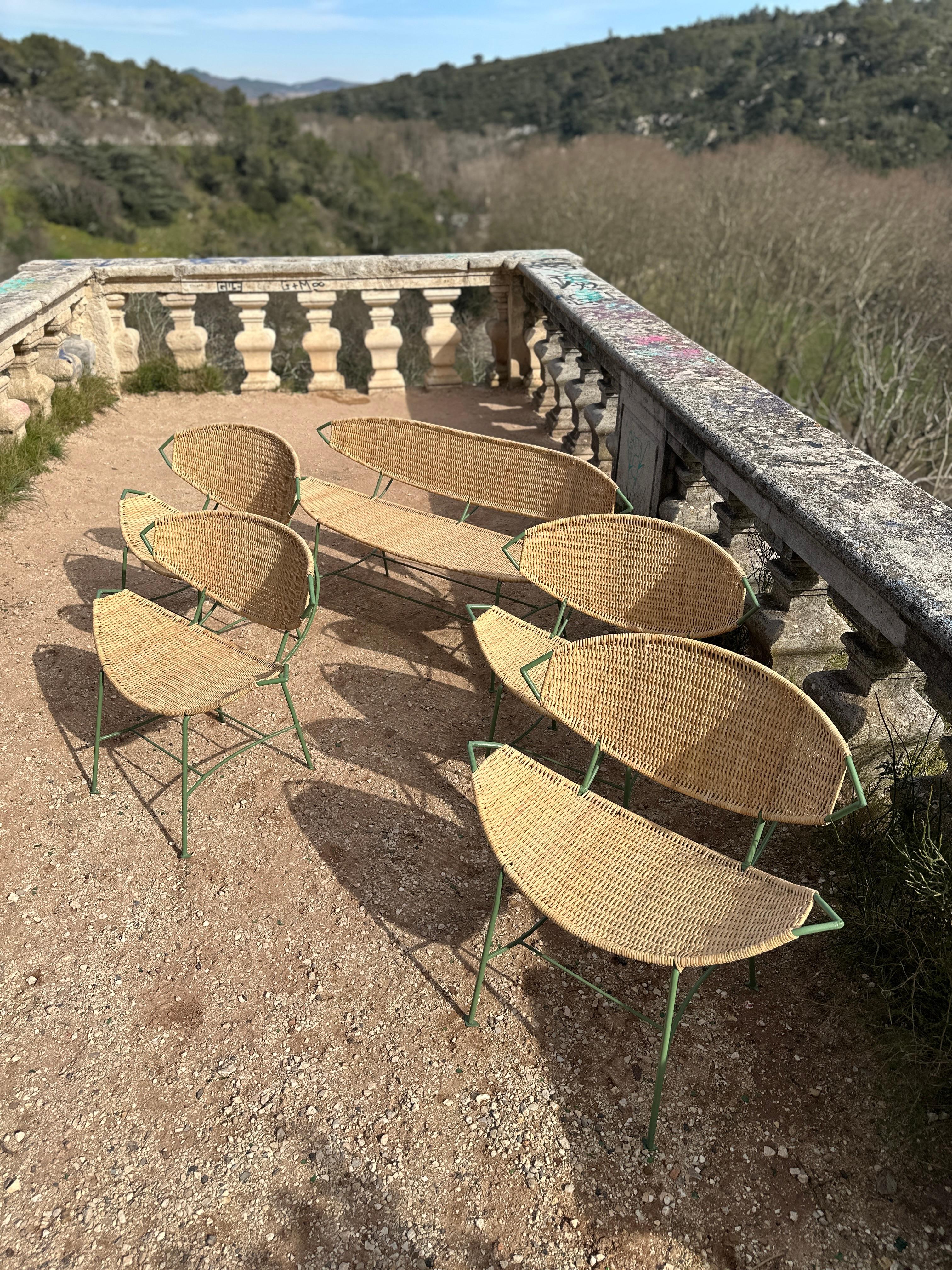 Il s'agit d'un ensemble très inhabituel de 4 fauteuils et d'un banc des années 50.
La canne a été entièrement restaurée par un professionnel. C'est un gros travail à faire, il lui a fallu plus d'une semaine pour le réaliser.