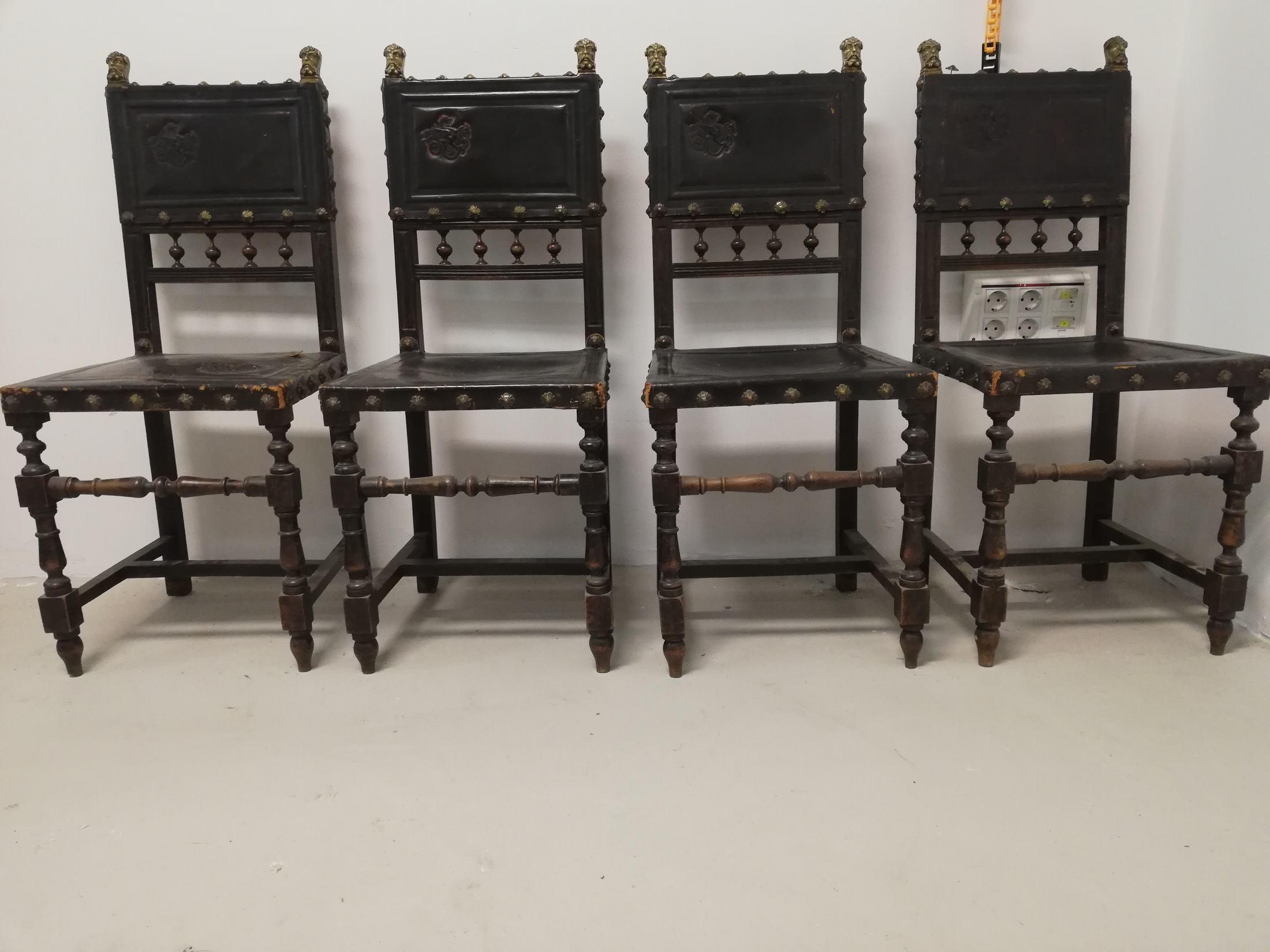 Conjunto de 4 sillones del siglo XIX de estilo Rennaisance Luis XVIII.
En cuero, madera maciza y bronce. 
Buen estado.