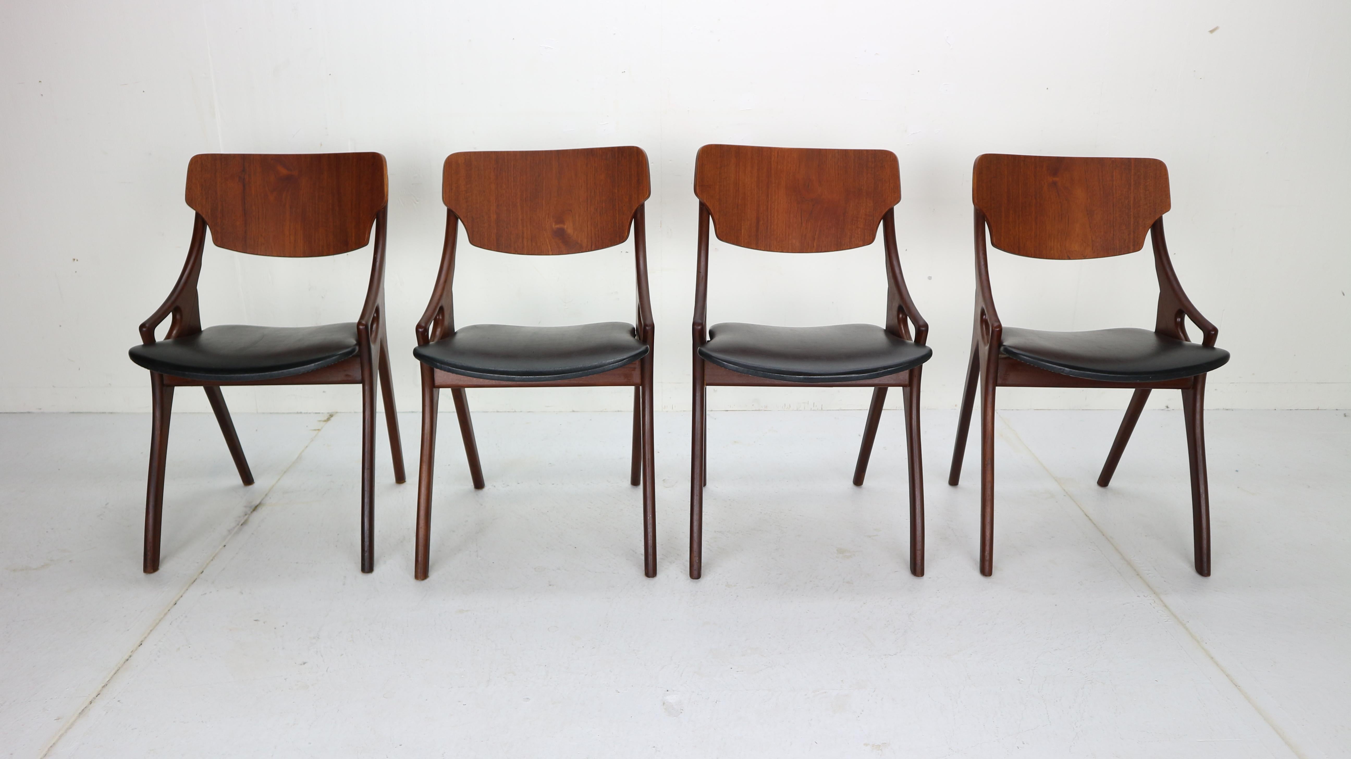 This sculptural set of four dining chairs is designed by the Dane Arne Hovmand-Olsen for Mogens Kold Møbelfabrik. Model 71 made in Denmark, 1959.
Teak wooden frame.
The chairs are organic in their shape as can be seen in the rounded, almost branch