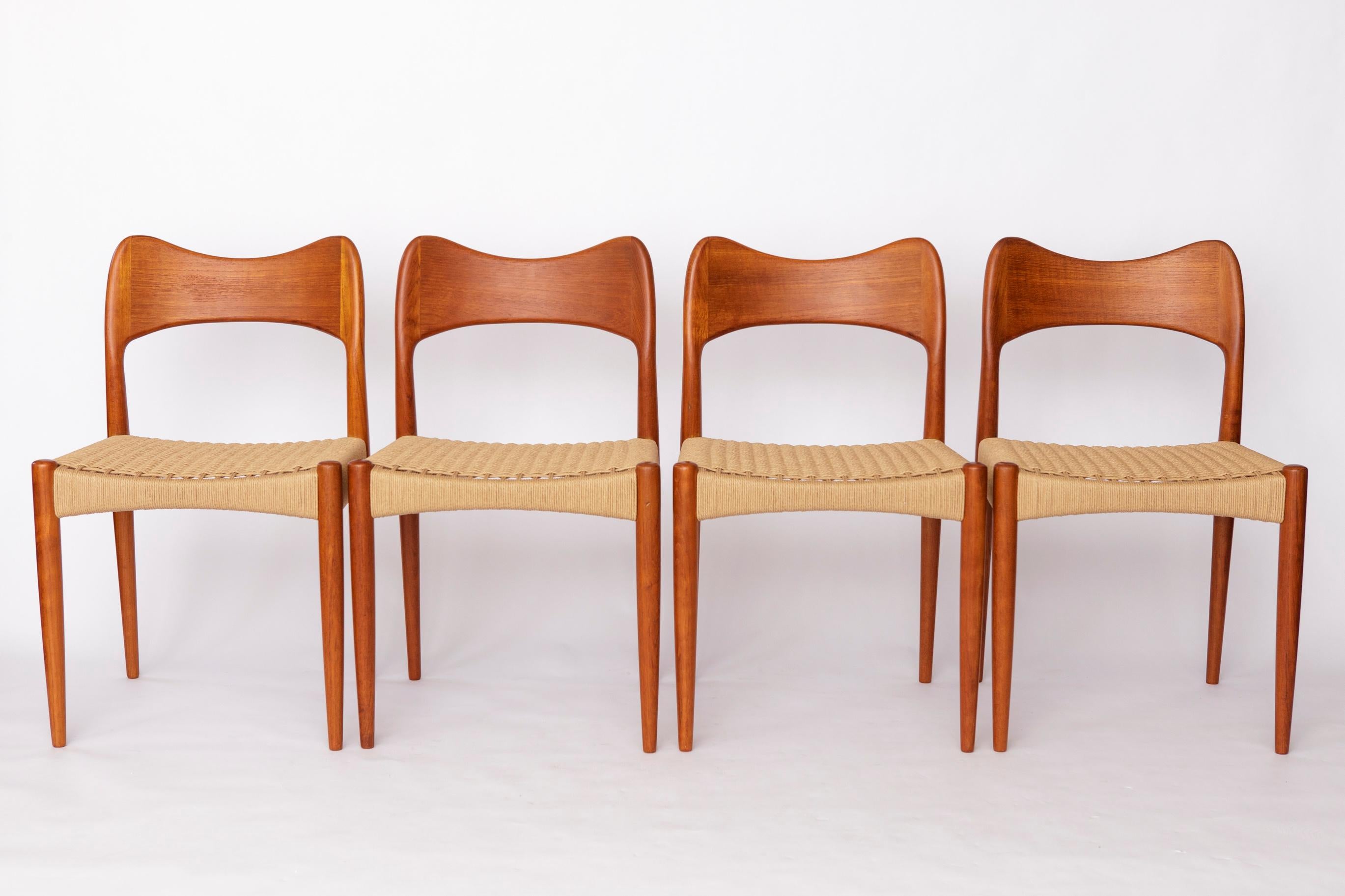 Set of 4 Dining Chairs by Arne Hovmand-Olsen for Mogens Kold, 1960s

Designed by Danish designer Arne Hovmand-Olsen for Mogens Kold in the 1960s.
Crafted with solid teak frames, carefully refinished and oiled.
The seats have been newly hand-woven