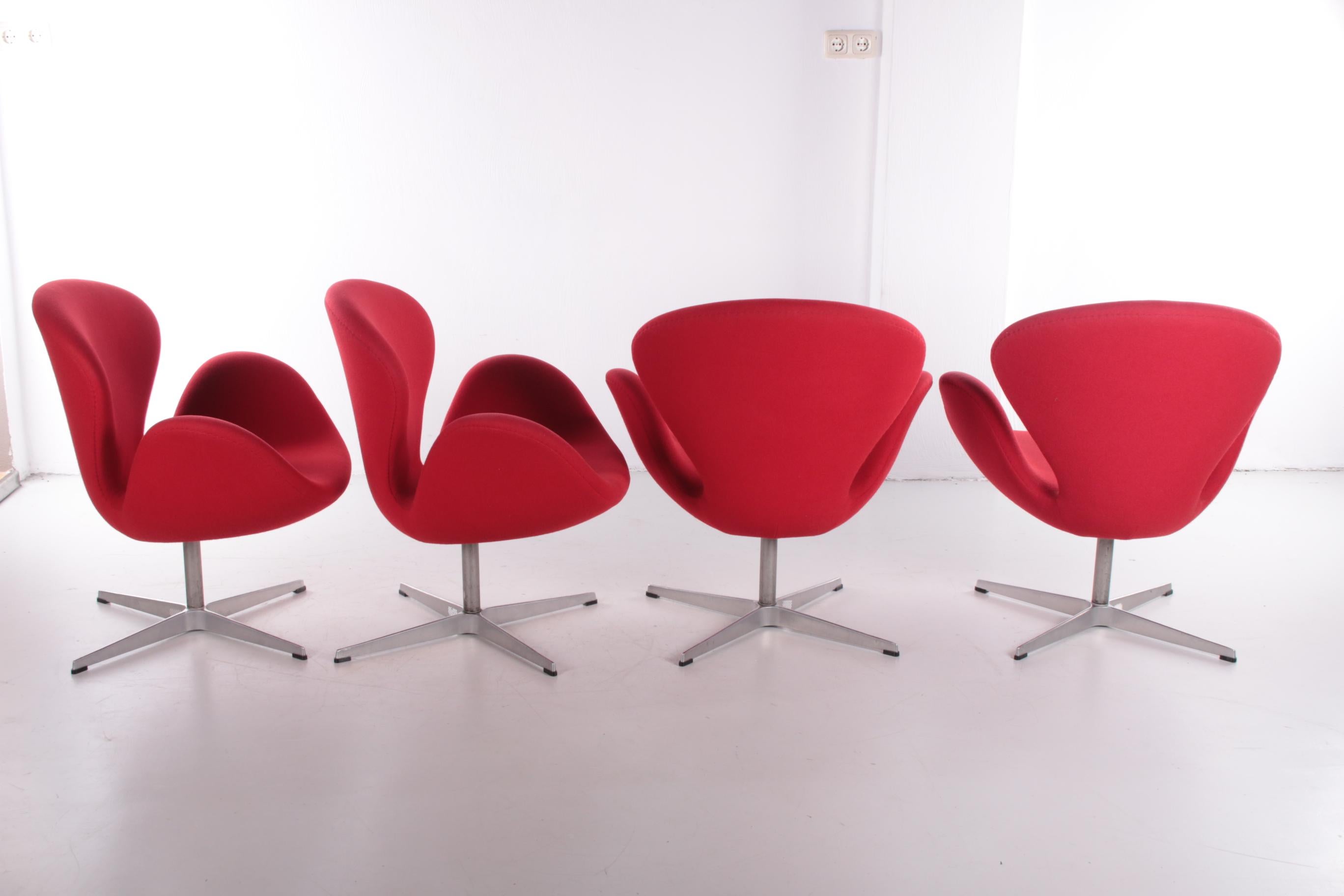 Set of 4 Arne Jacobsen Swan Chair with Table by Fritz Hansen 5