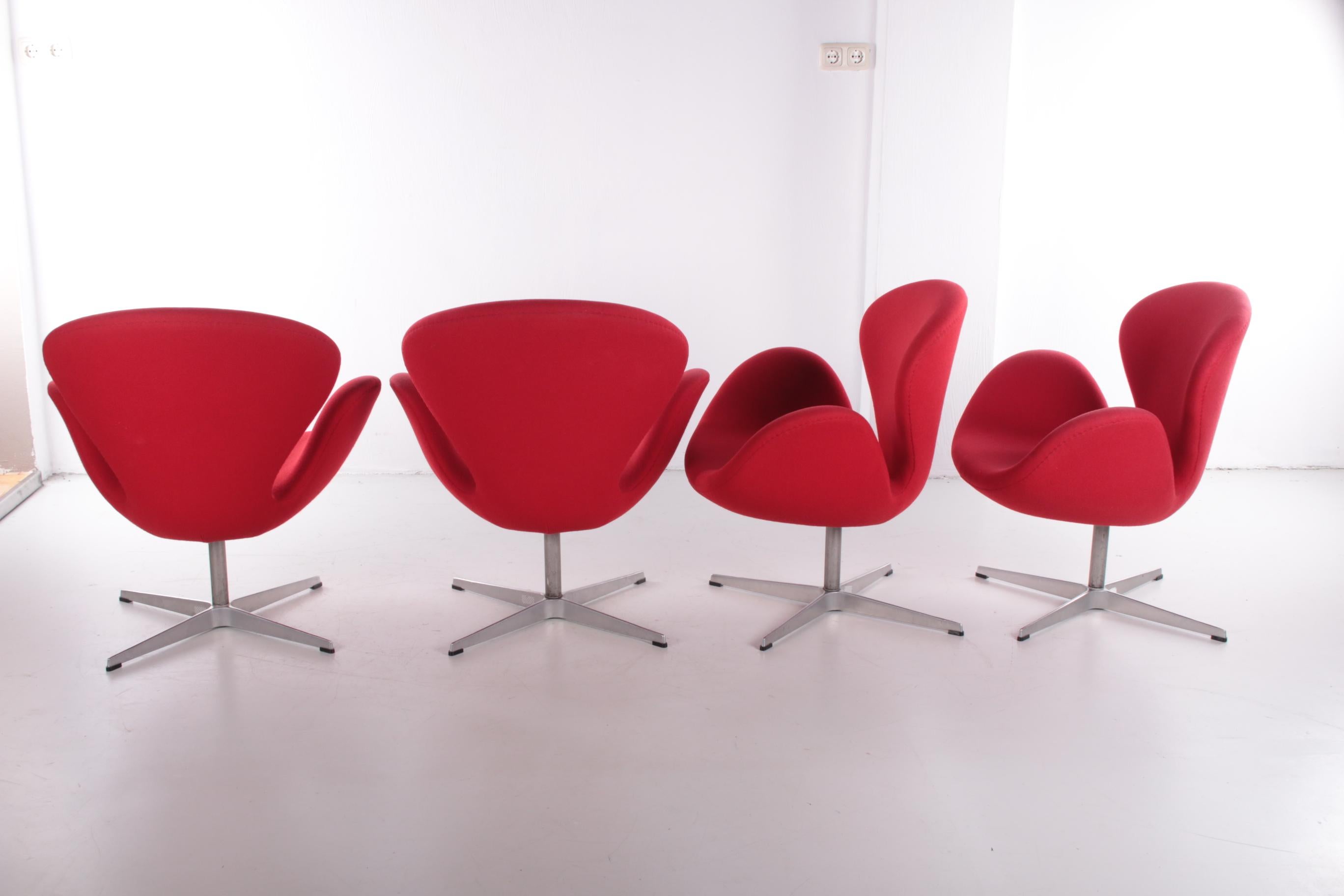 Set of 4 Arne Jacobsen Swan Chair with Table by Fritz Hansen 6