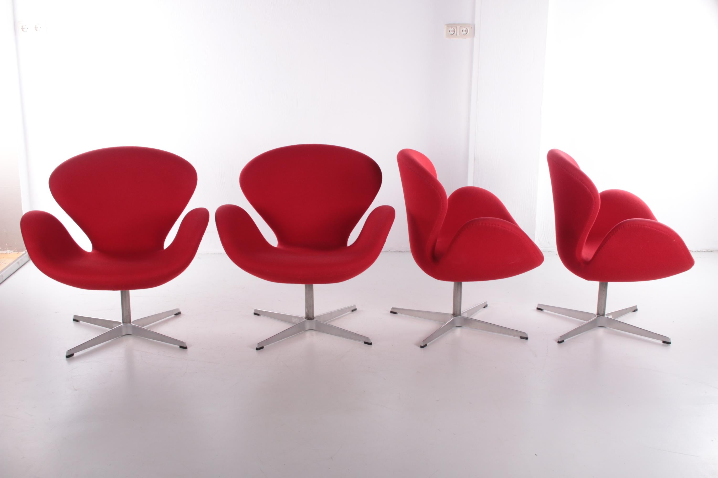 Set of 4 Arne Jacobsen Swan Chair with Table by Fritz Hansen 8