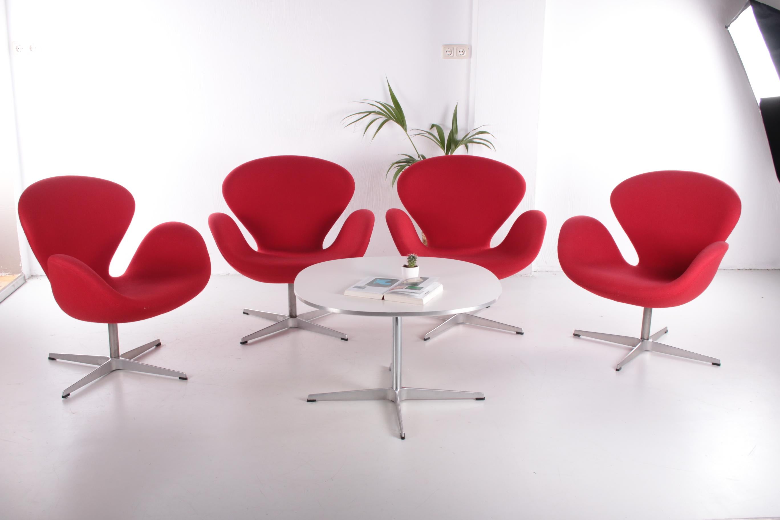 Set of 4 Arne Jacobsen Swan Chair with Table by Fritz Hansen 9
